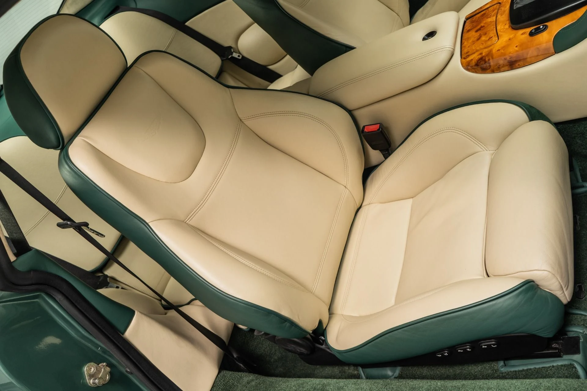 mph024_2410317744_Used_2001_Aston_Martin_DB_7_V12_Vantage_1760468249_d3e4a99a84