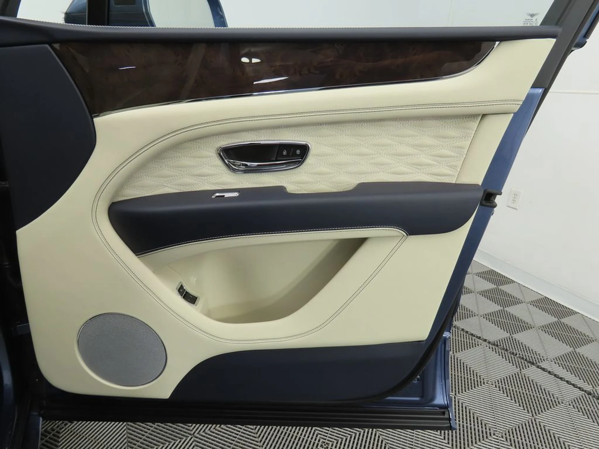 mph024_2429714068_new_2026_bentley_bentayga_8119_22957668_25_1024_e2d5967dd1