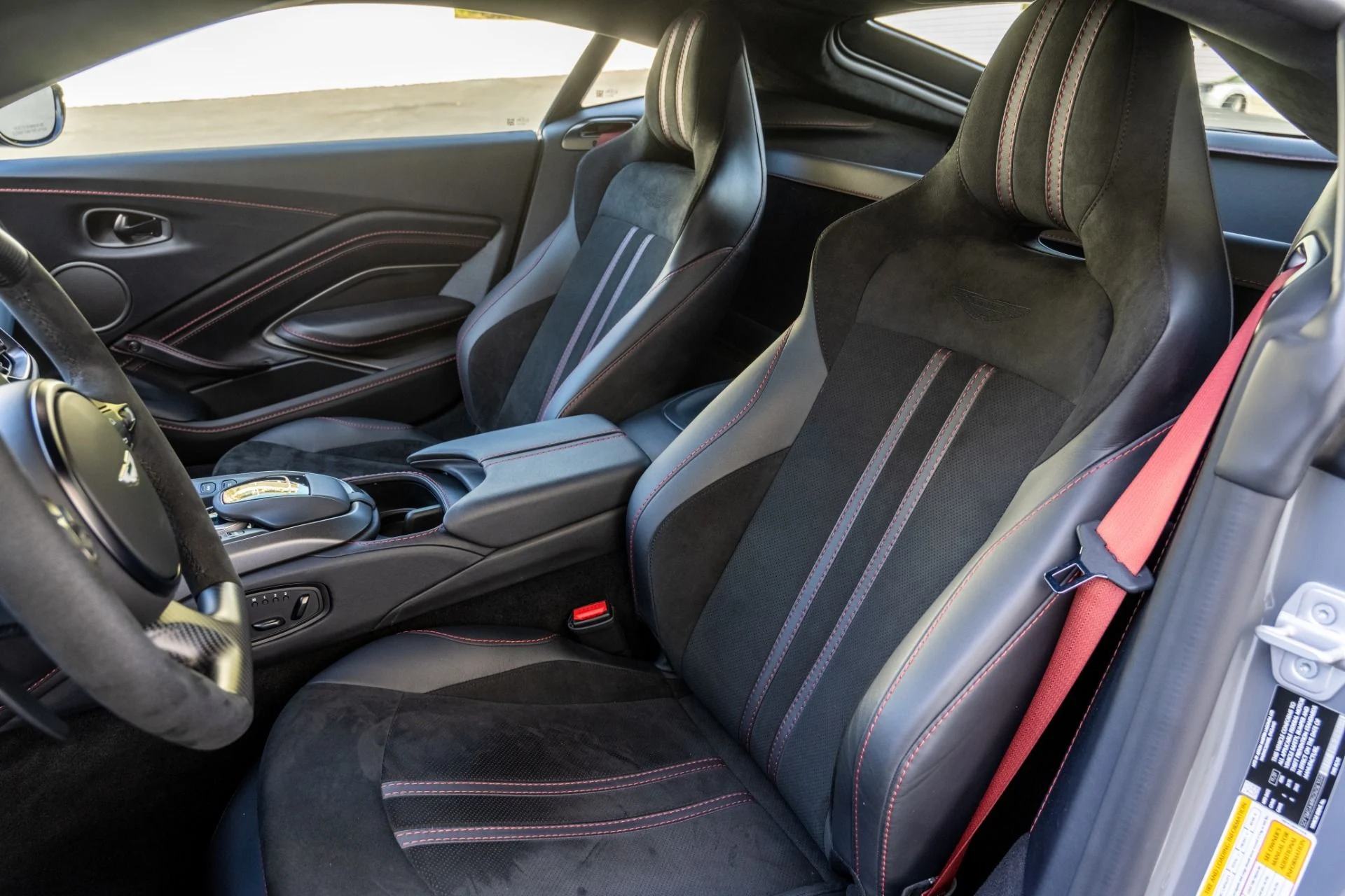 mph024_2433723096_Used_2022_Aston_Martin_Vantage_1734379661_88d9525687