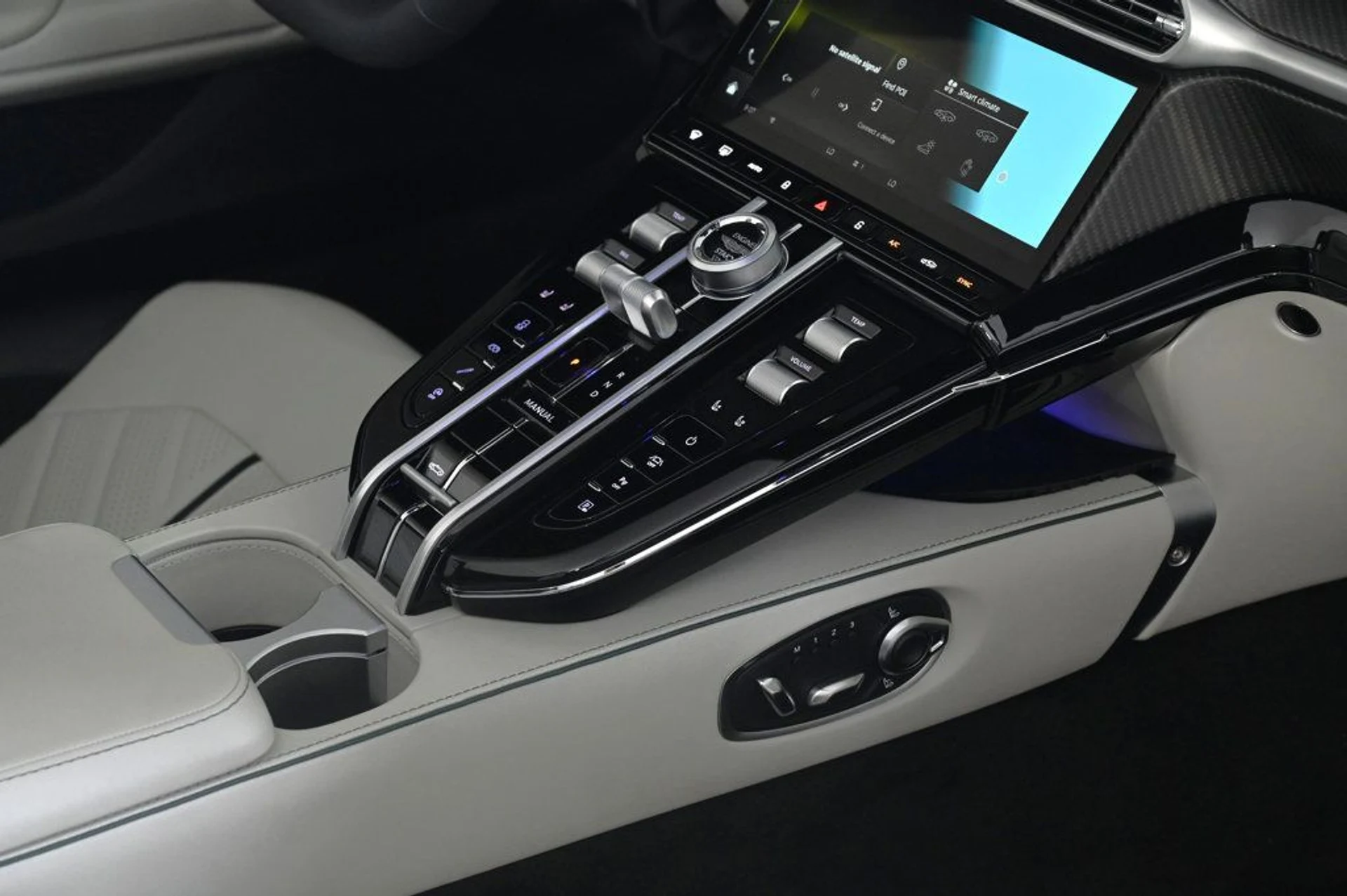 mph024_2440671550_new_2026_aston_martin_vantage_sroadster_11350_22956754_24_1024_faa2b443e4