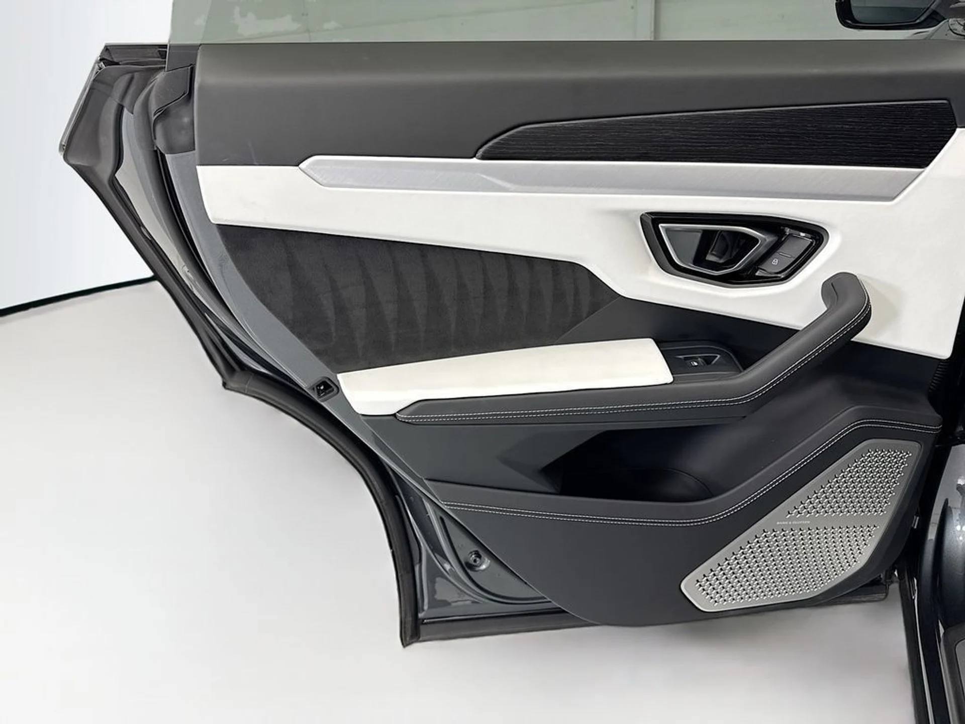 mph024_2443068487_used_2019_lamborghini_urus_awd_8119_23021211_25_1024_4030be88d3