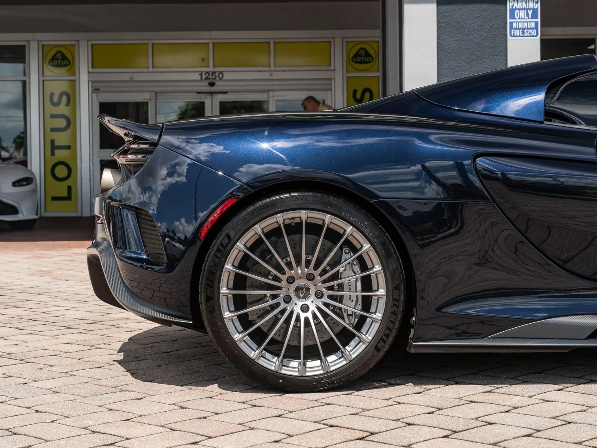 mph024_2456872014_Used_2016_Mc_Laren_675_LT_1755029268_f32982e191