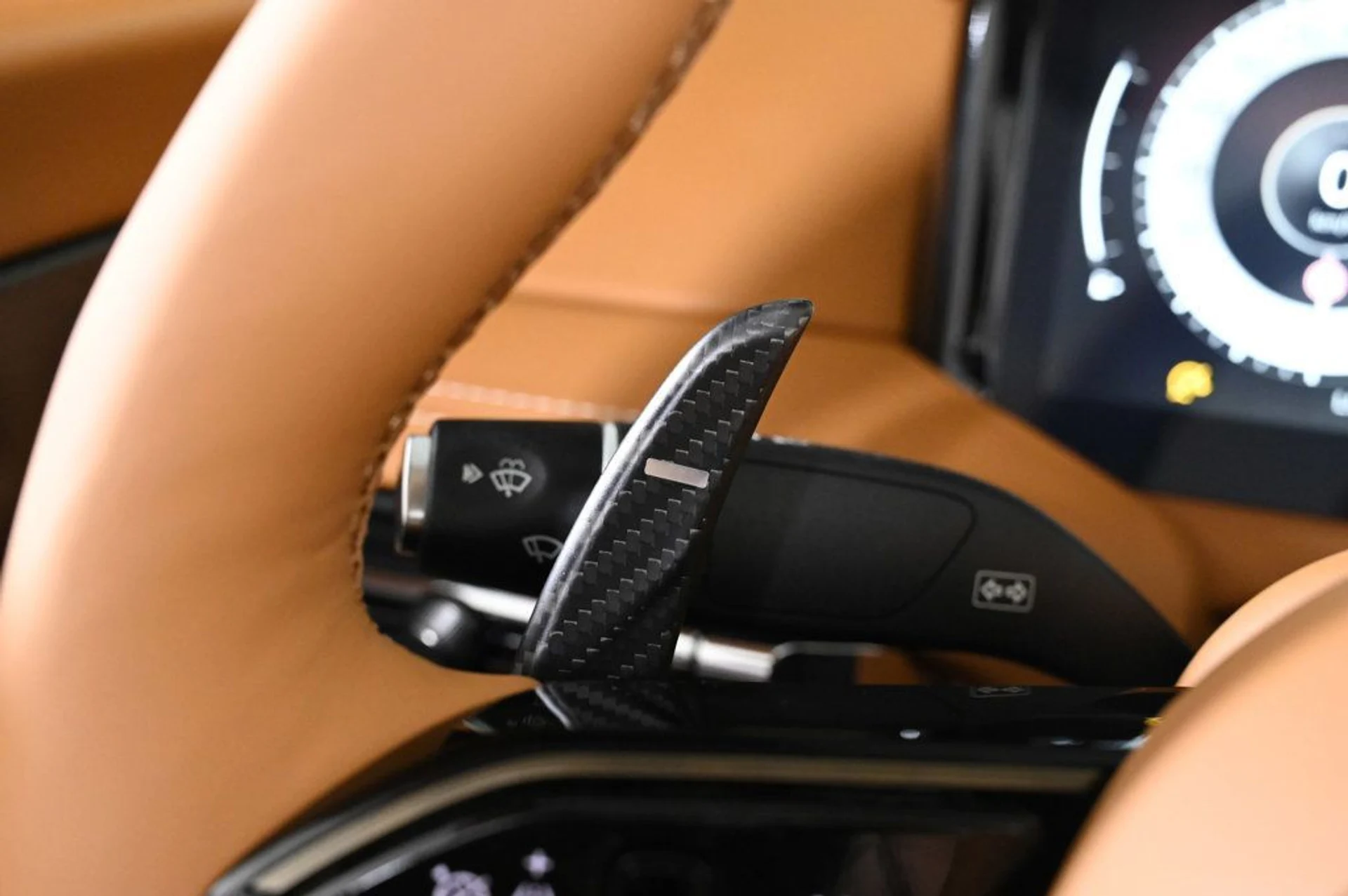 mph024_2464732600_new_2026_aston_martin_db12_volante_11350_23005551_24_1024_b283d0c952