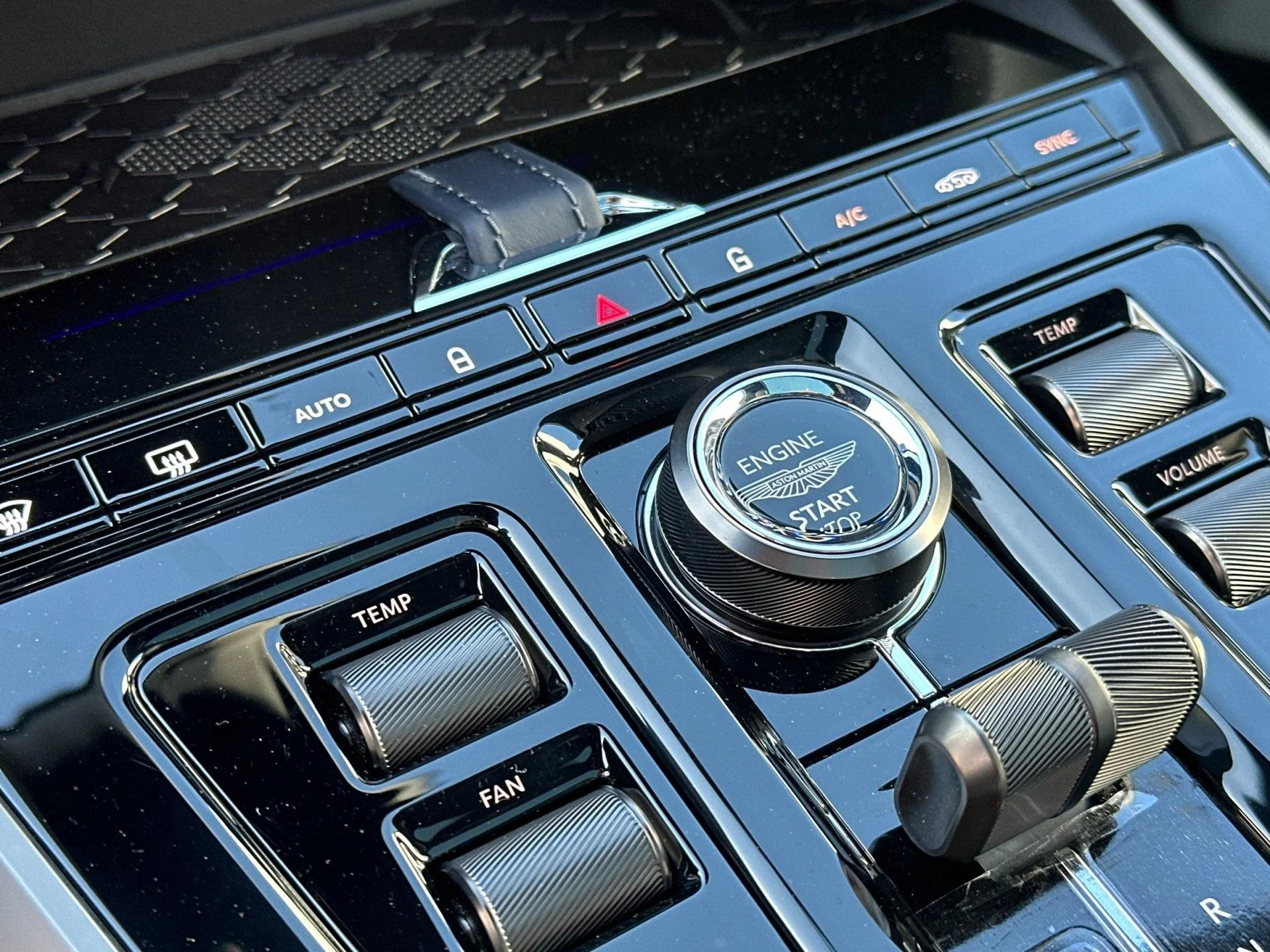 mph024_2475770607_New_2025_Aston_Martin_DBX_707_1761314765_59f9a047ec