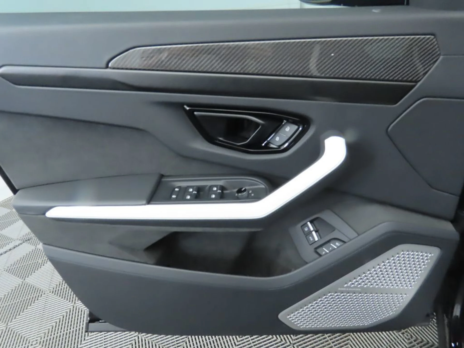 mph024_2493667718_used_2025_lamborghini_urus_seawd_8119_22939626_25_1024_fc0233d9b3