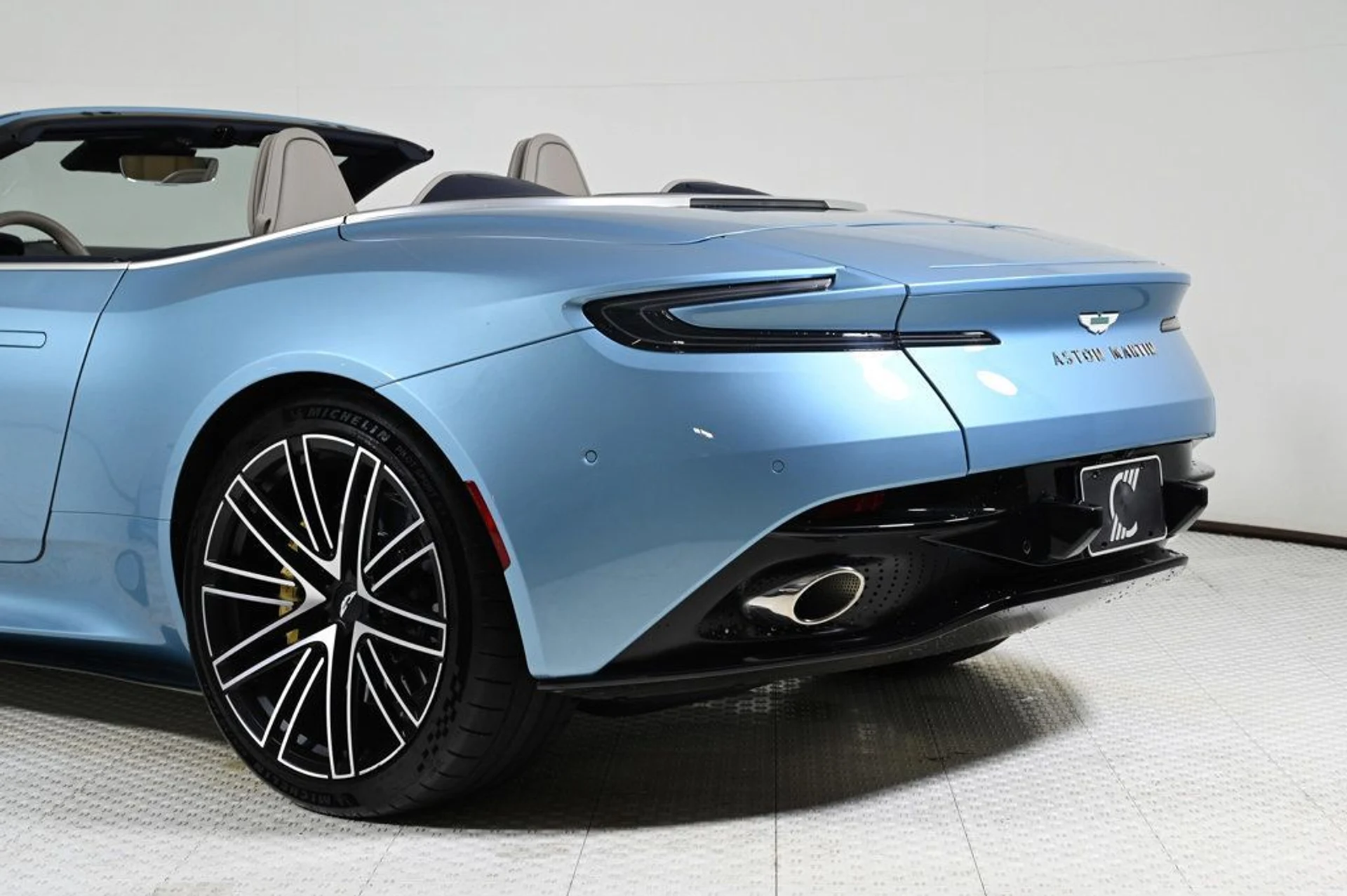 mph024_2500612005_used_2024_aston_martin_db12_volante_11350_22946063_24_1024_67c98ac3ce