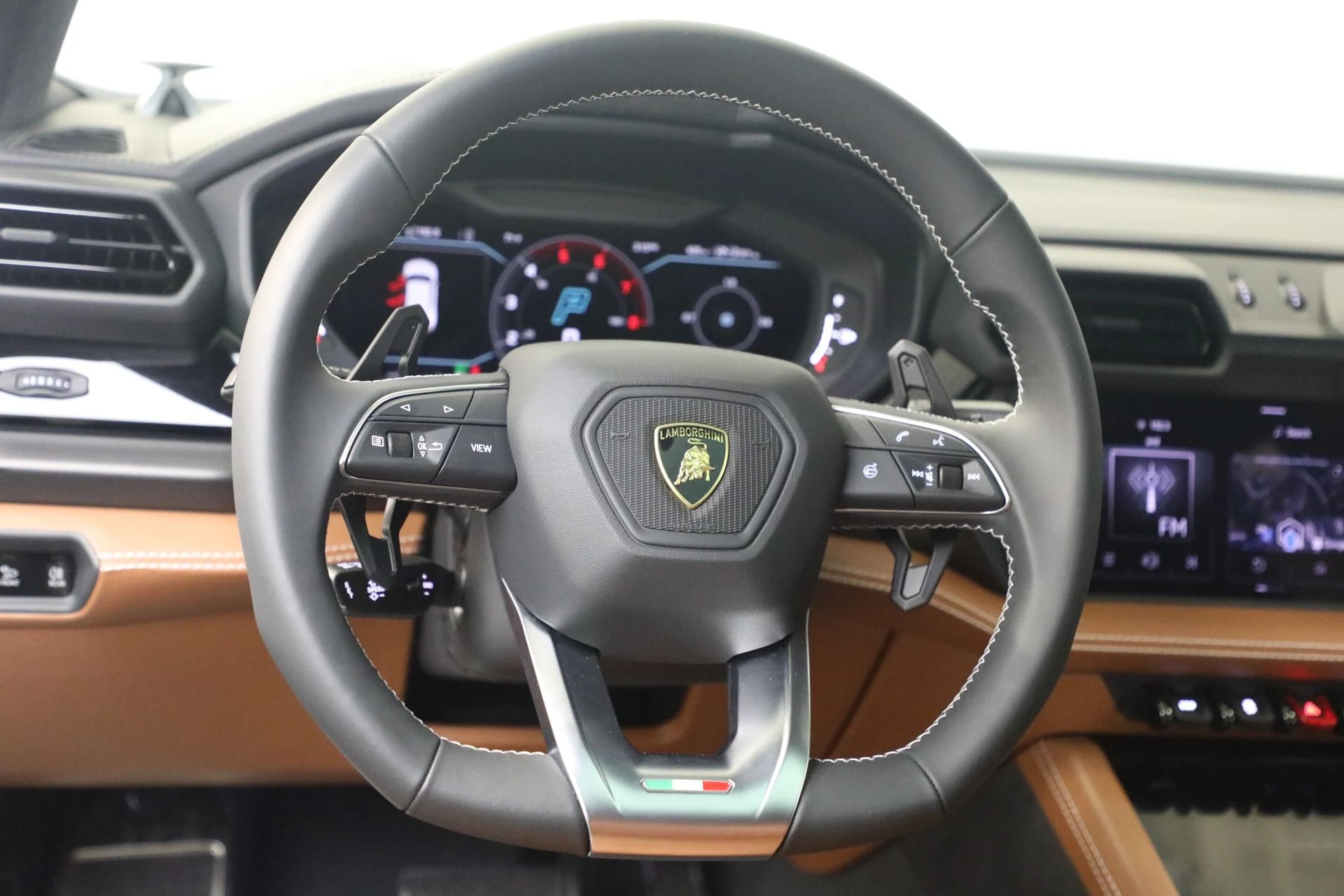 mph024_2506483655_Used_2025_Lamborghini_Urus_SE_1779826713_6392f8fcd9