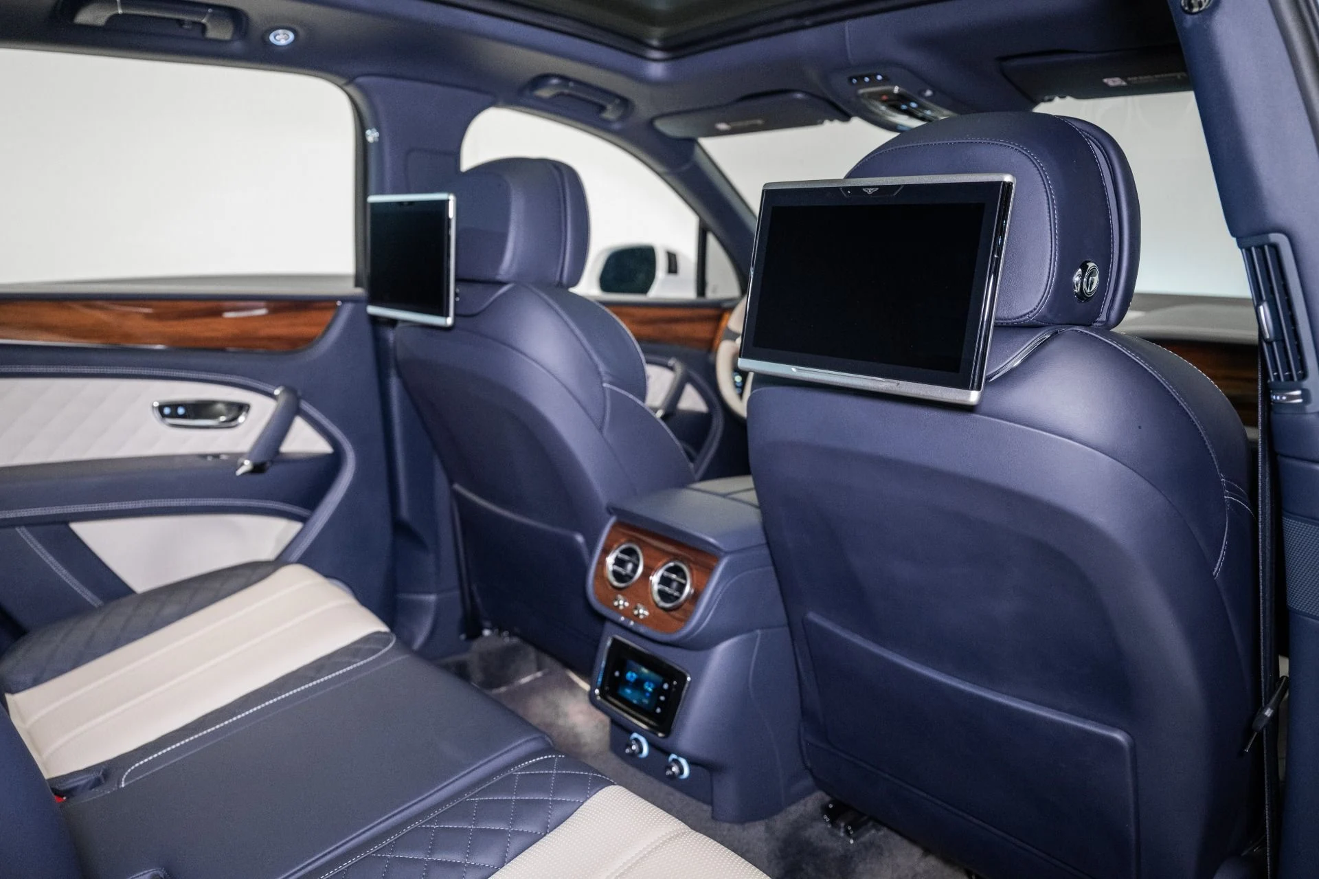 mph024_2515174027_Used_2019_Bentley_Bentayga_V8_1759420865_2518cb5119