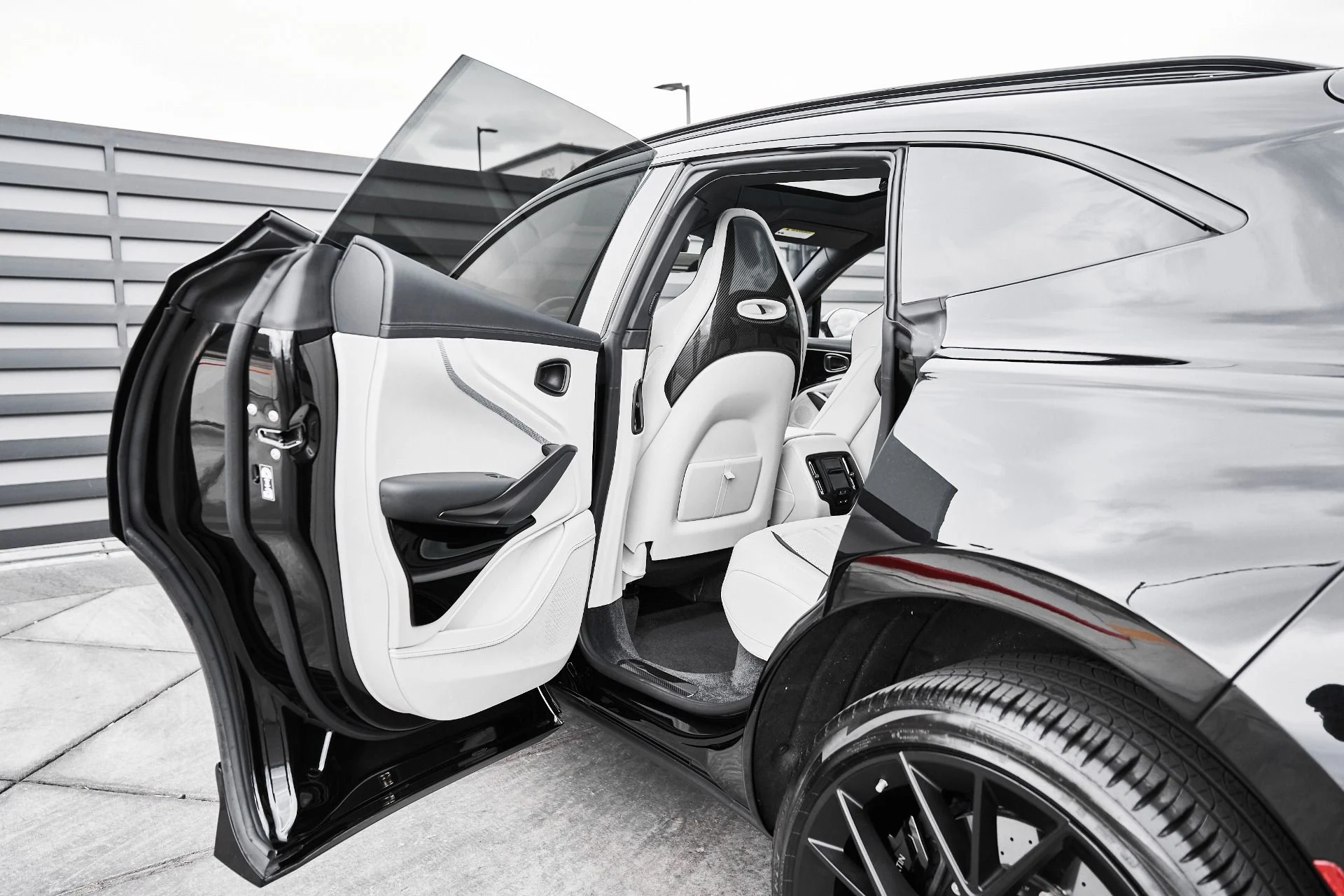 mph024_2529810698_Used_2025_Aston_Martin_DBX_707_1775007968_304e1a40c9