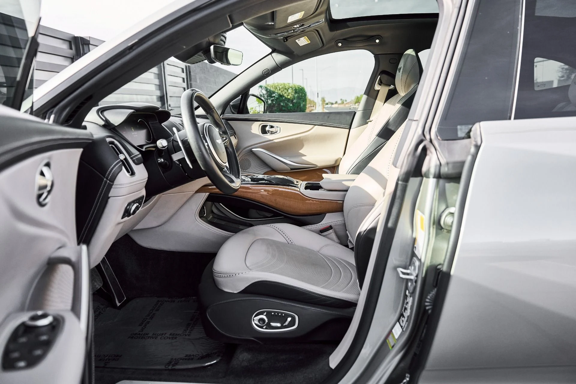 mph024_2531080782_Used_2023_Aston_Martin_DBX_707_1774652373_b3ea5a6cc9