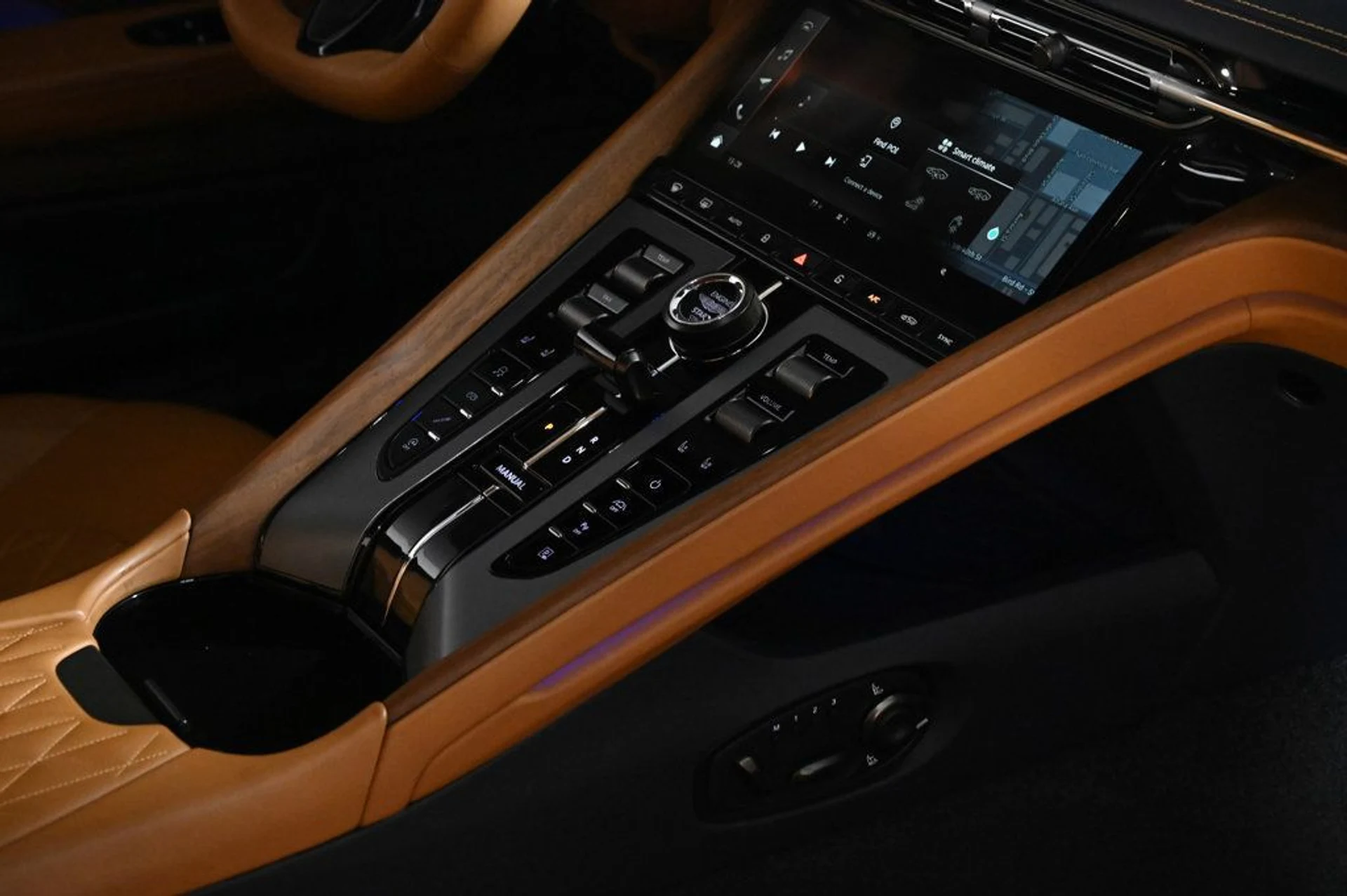 mph024_2539918078_used_2024_aston_martin_db12_coupe_11350_23000409_24_1024_97307efcec