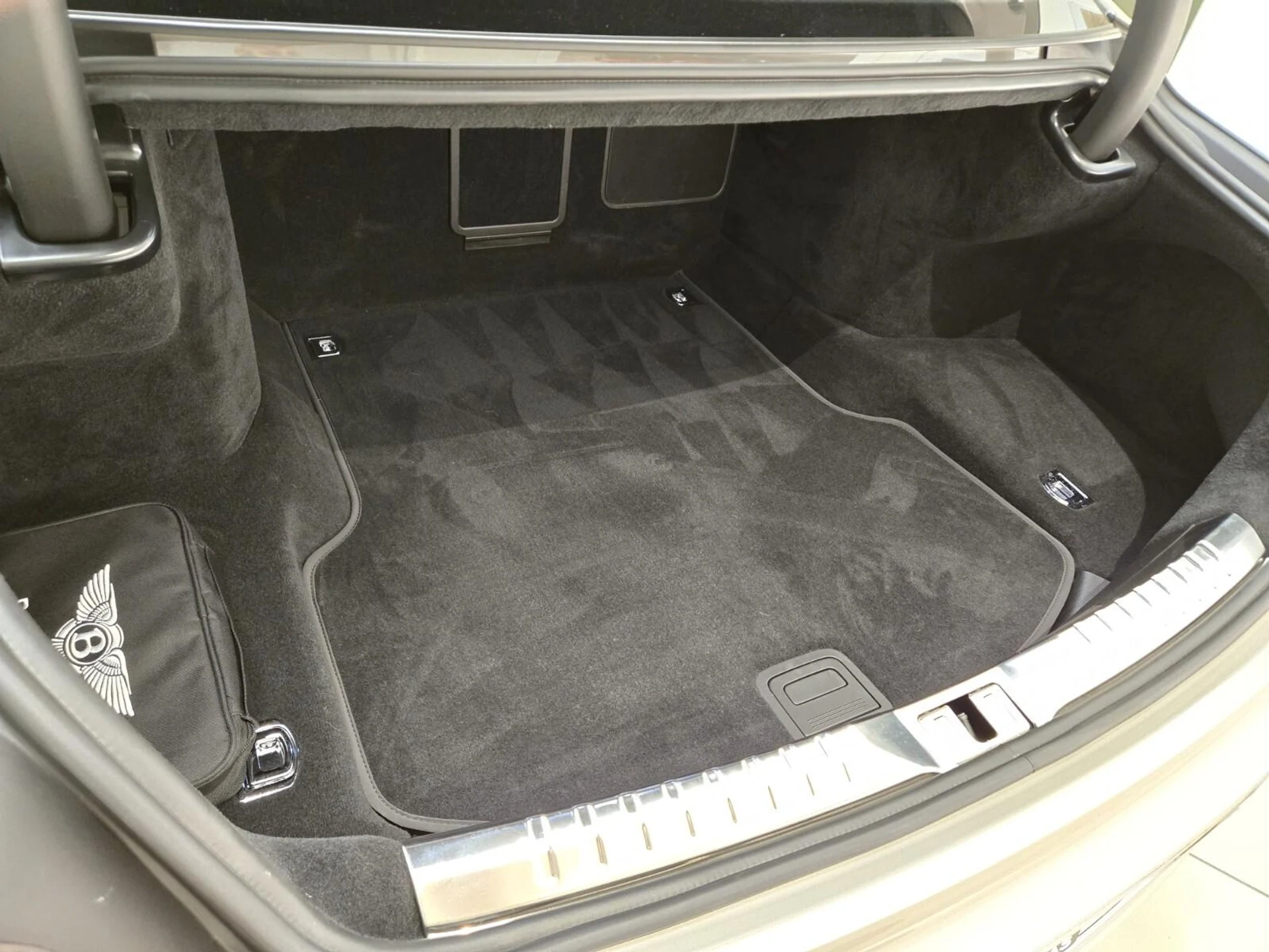 mph024_2573729422_Used_2022_Bentley_Flying_Spur_V8_1767077527_856f139649