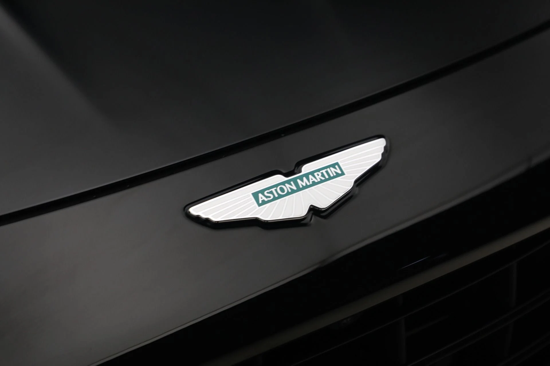 mph024_2575407747_Used_2025_Aston_Martin_Vantage_1790186277_9922582c61