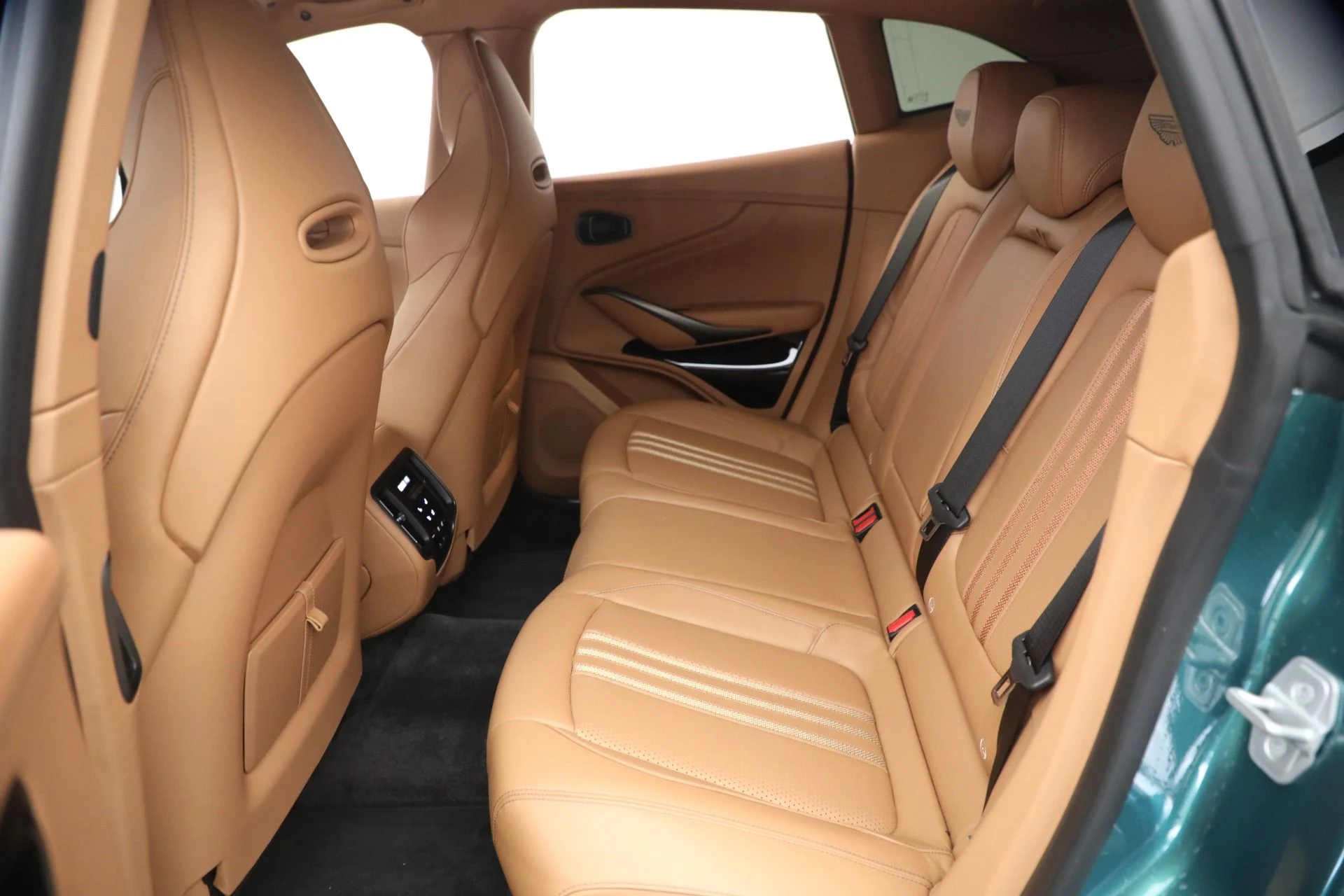 mph024_2577644697_Used_2025_Aston_Martin_DBX_707_1777035536_a7e2a74f62