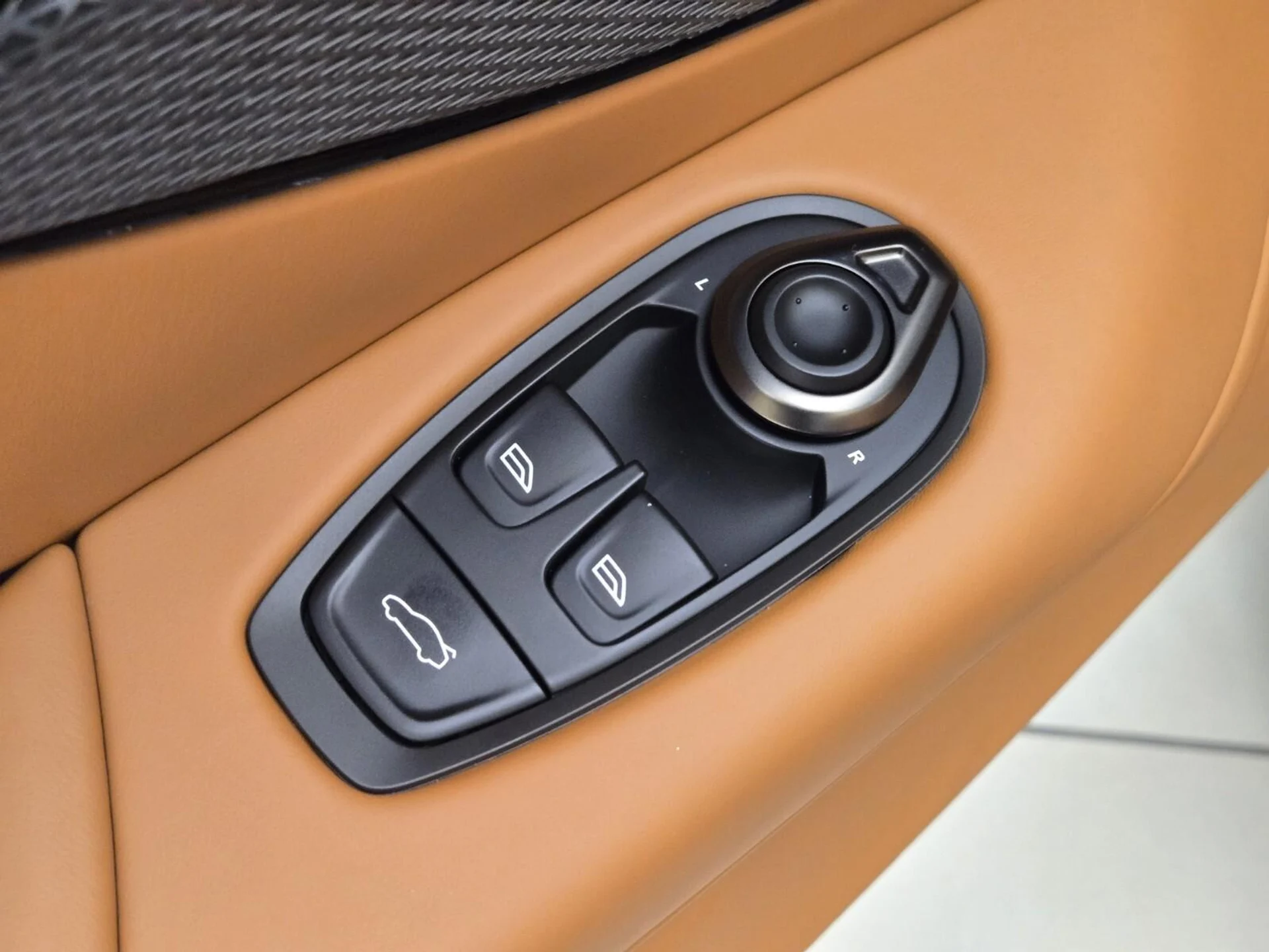 mph024_2587933855_New_2026_Aston_Martin_Vantage_S_1791609372_4028ed9069