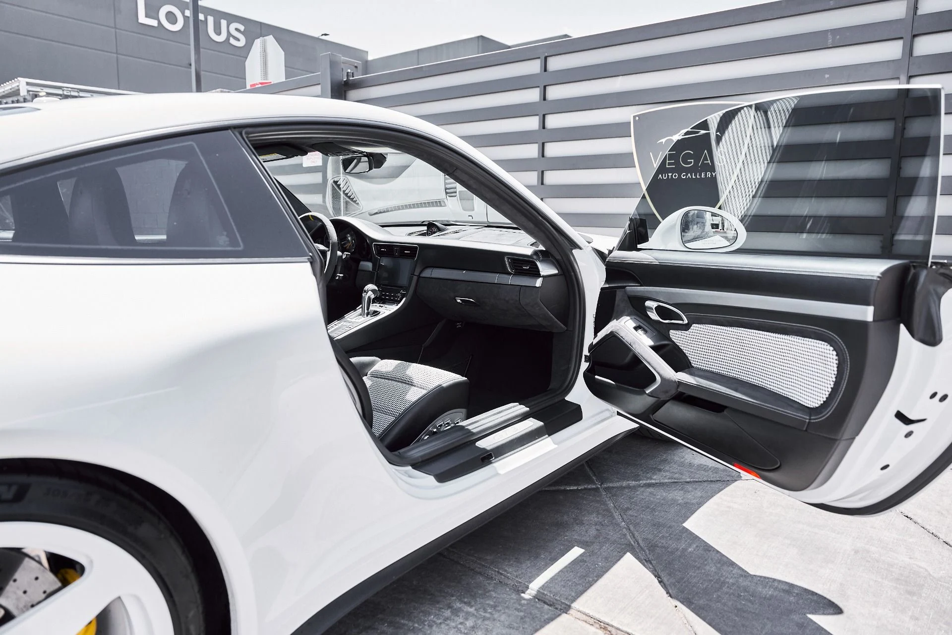 mph024_2588133760_Used_2018_Porsche_911_GT_3_1777749561_2b290a84fb