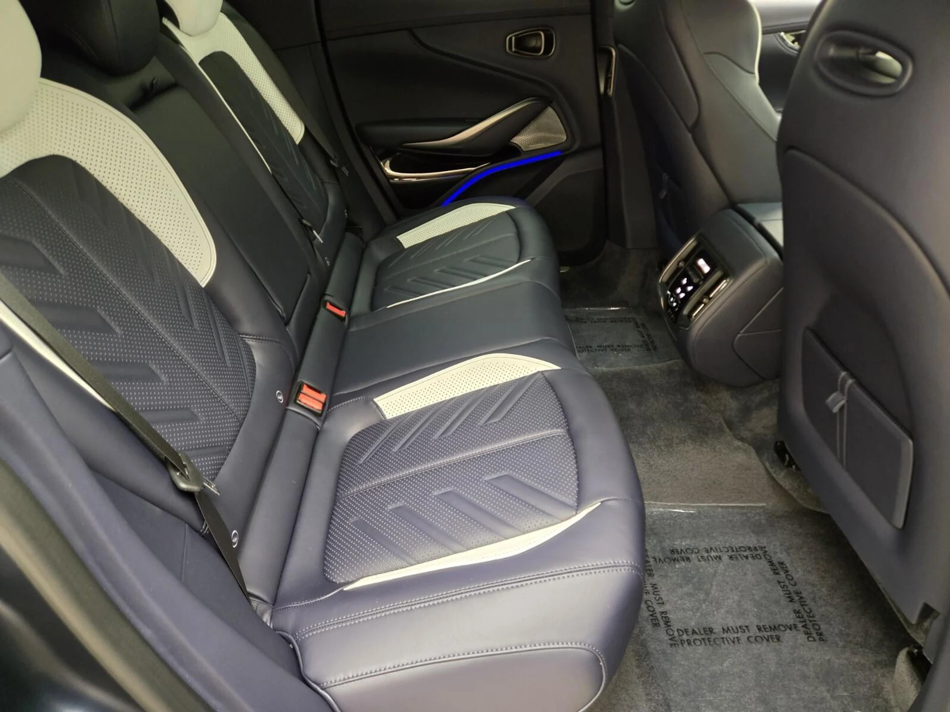 mph024_2621303686_New_2026_Aston_Martin_DBX_S_1780118653_2d7c29346a