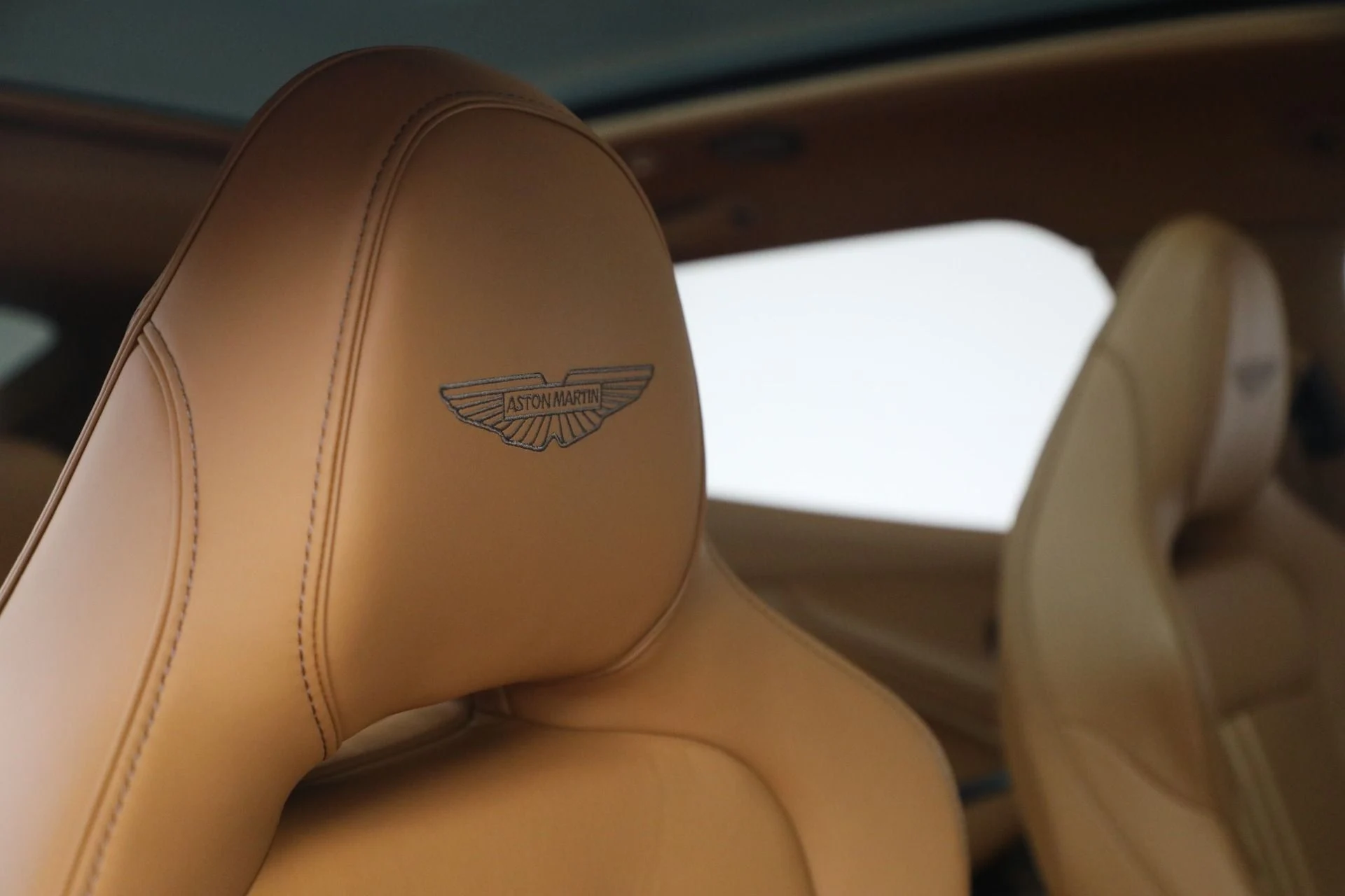 mph024_2630869508_Used_2025_Aston_Martin_DBX_707_1777039966_f8442fbbf4