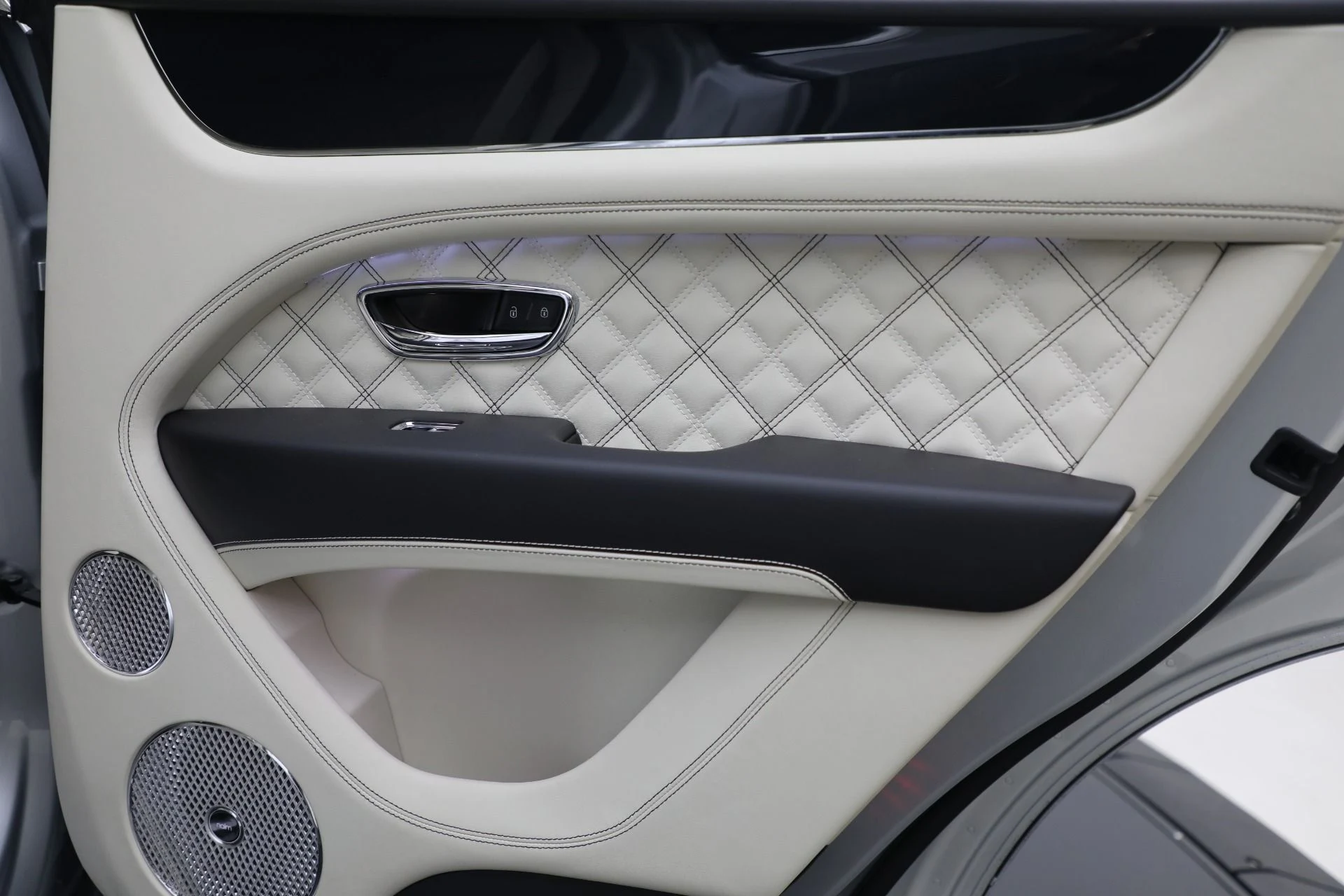 mph024_2647746937_Used_2021_Bentley_Bentayga_V8_d735464432