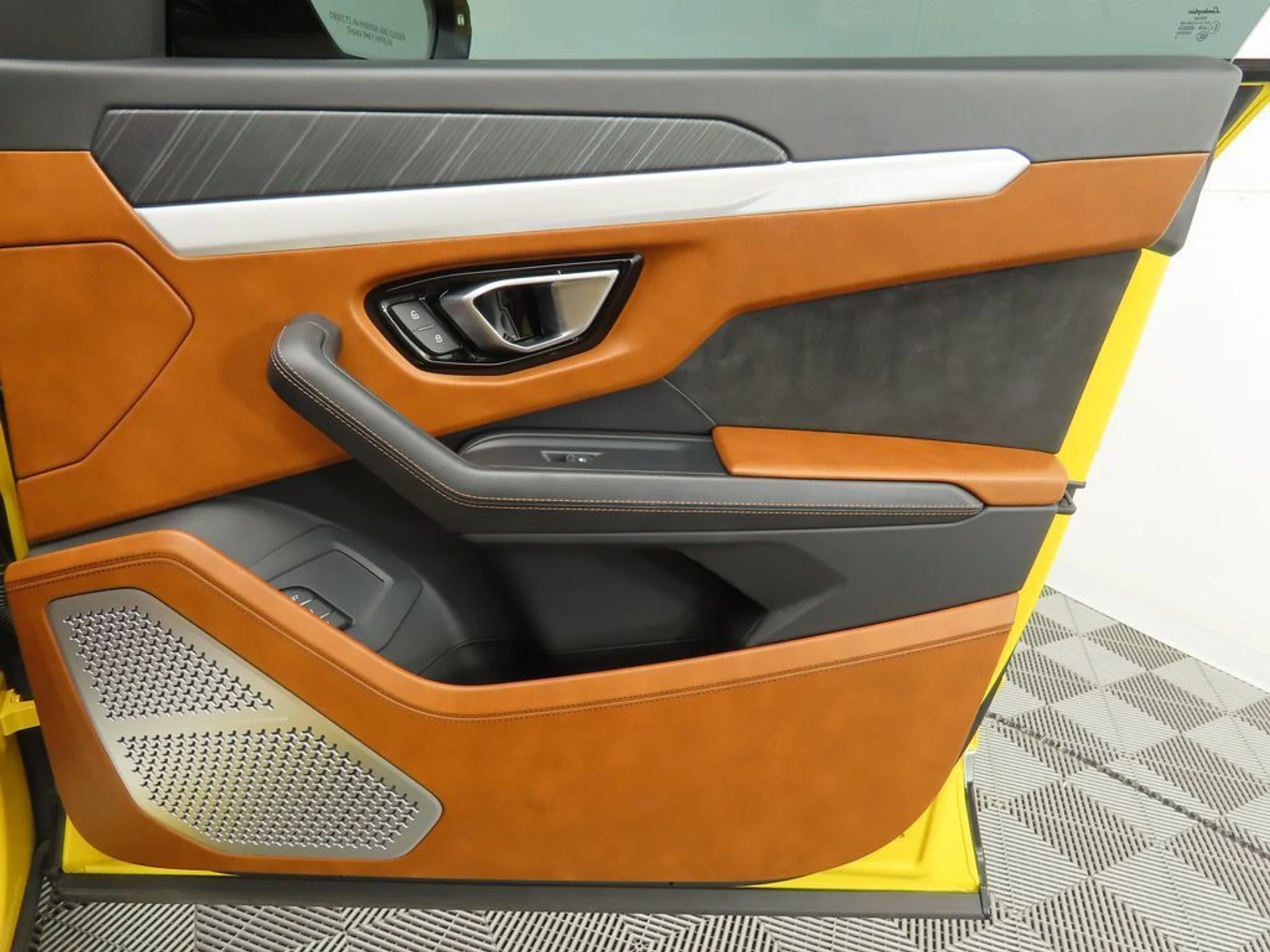 mph024_2652539958_used_2019_lamborghini_urus_awd_8119_22960416_25_1024_643d2afae1