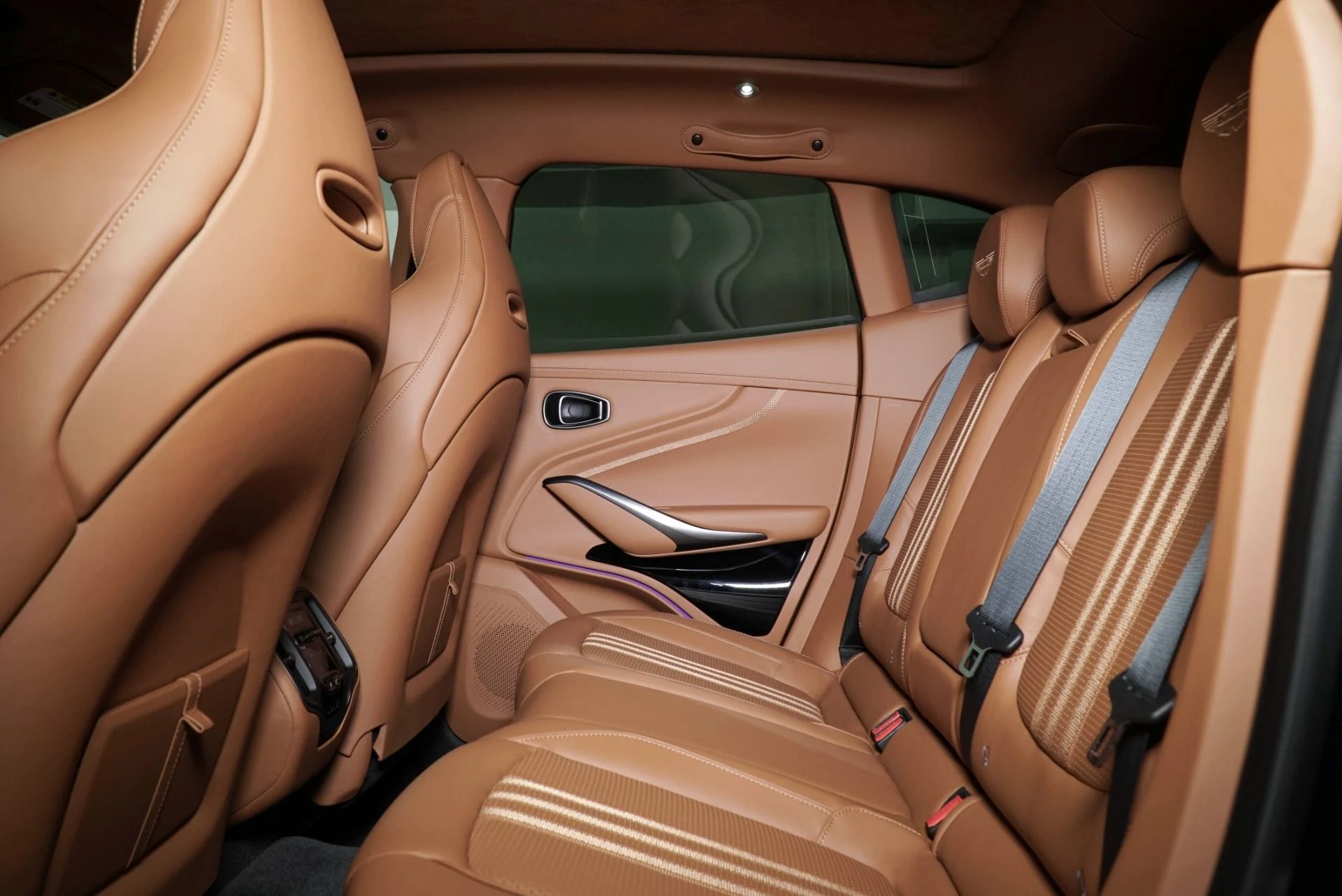 mph024_2655897612_New_2026_Aston_Martin_DBX_707_1769300415_53d768343d