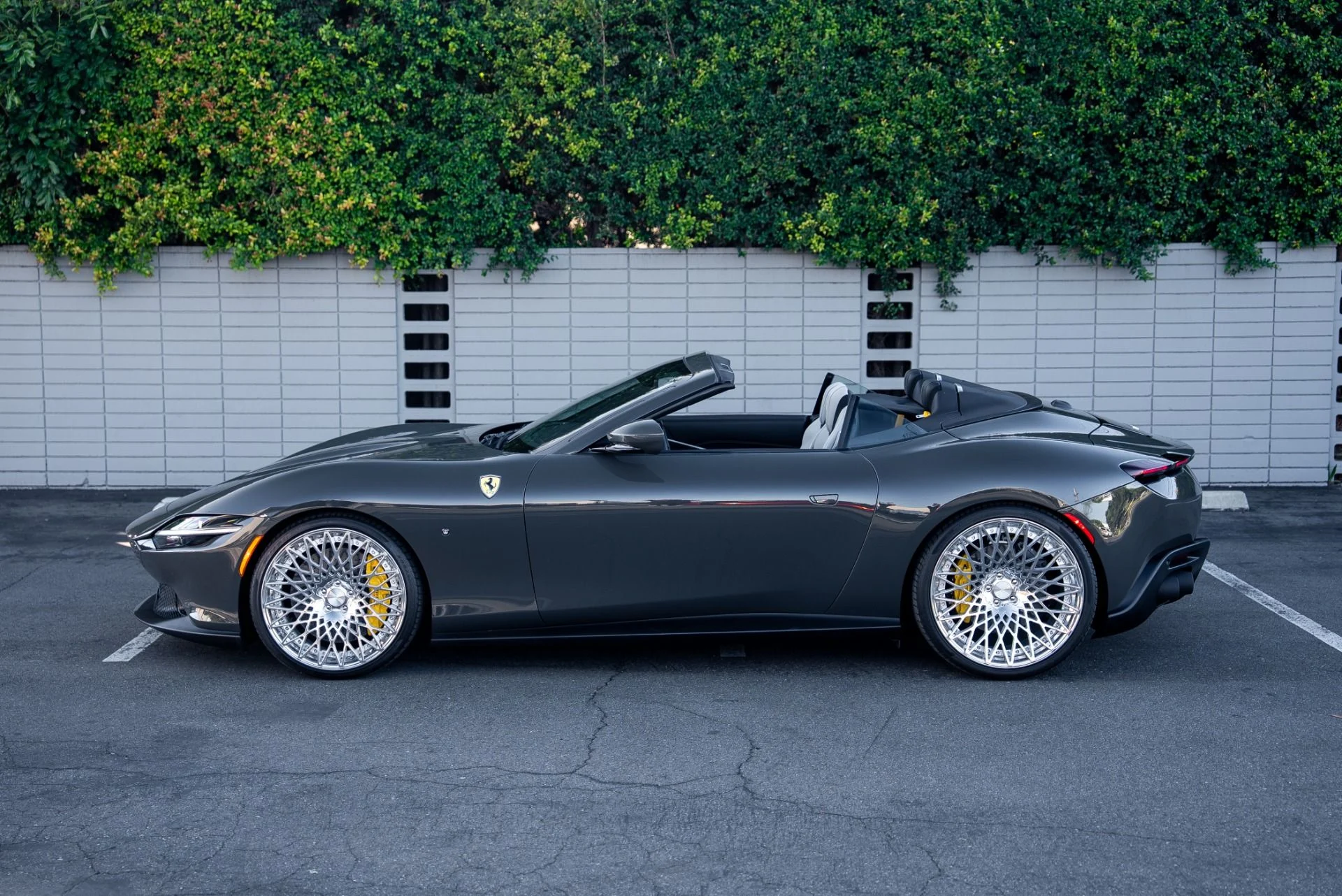 mph024_2656150908_Used_2024_Ferrari_Roma_Spider_1764029077_eb78682bd8