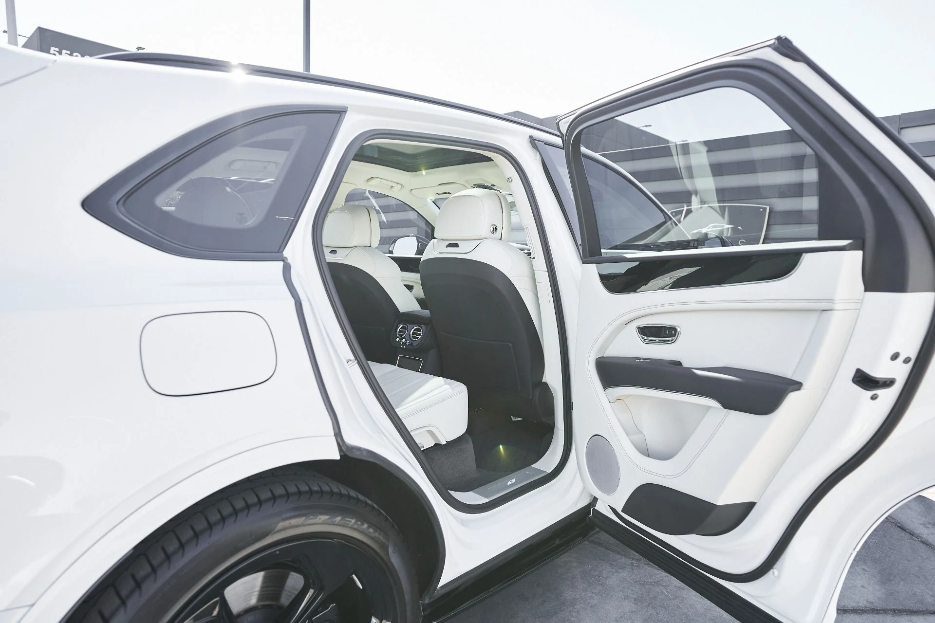 mph024_2656804897_Used_2024_Bentley_Bentayga_Hybrid_S_1759985924_78533cea7e