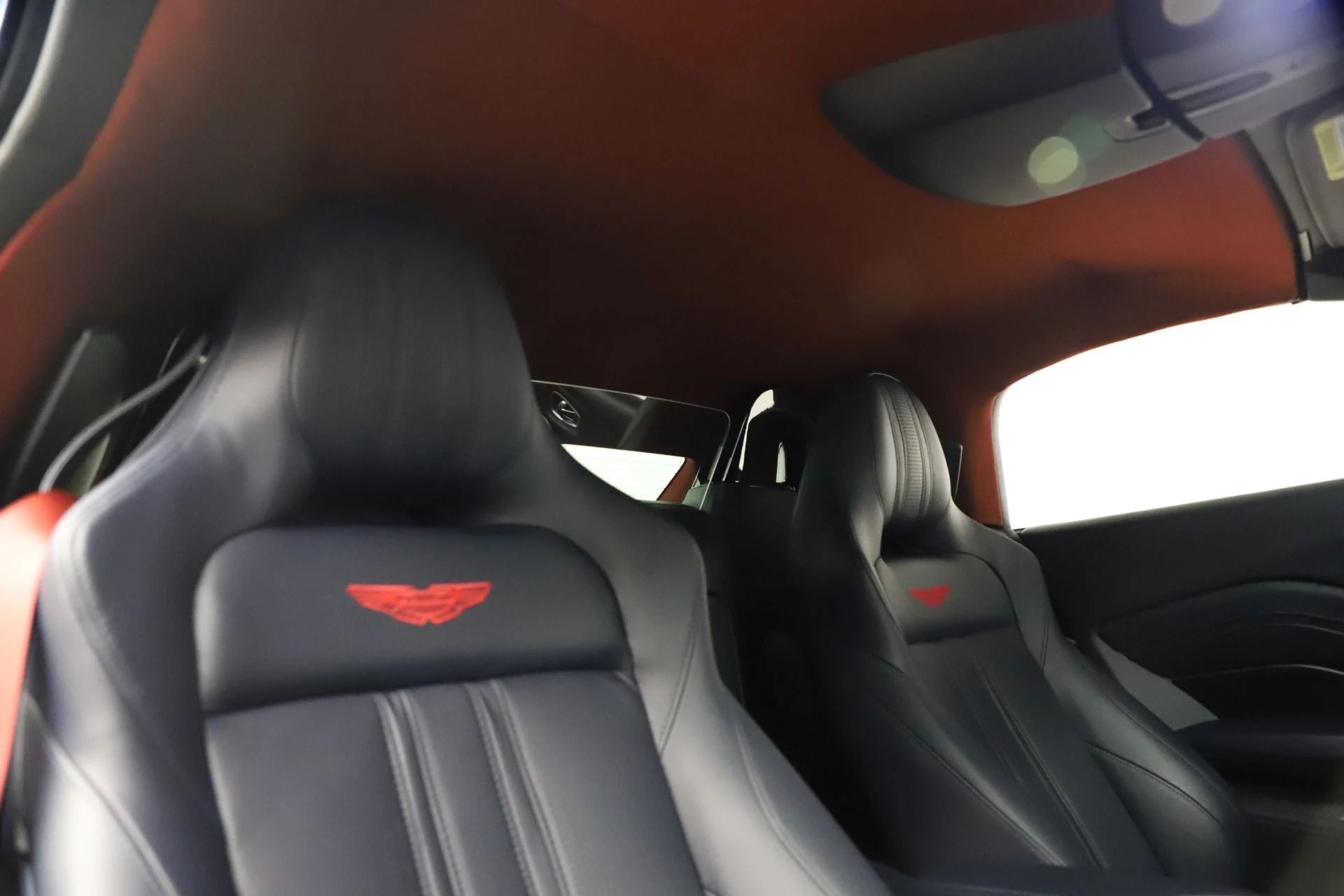 mph024_2672562067_Used_2021_Aston_Martin_Vantage_Roadster_1765899869_add583fe8b