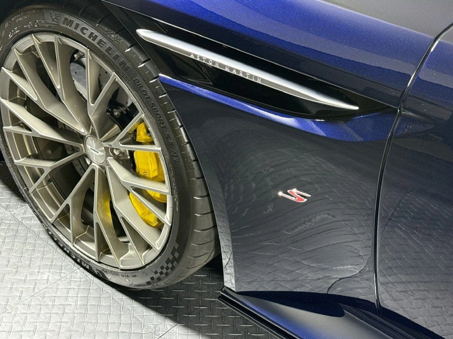 mph024_270376113_new_2026_aston_martin_db12_volante_11350_23082911_24_1024_2bc5f43dab