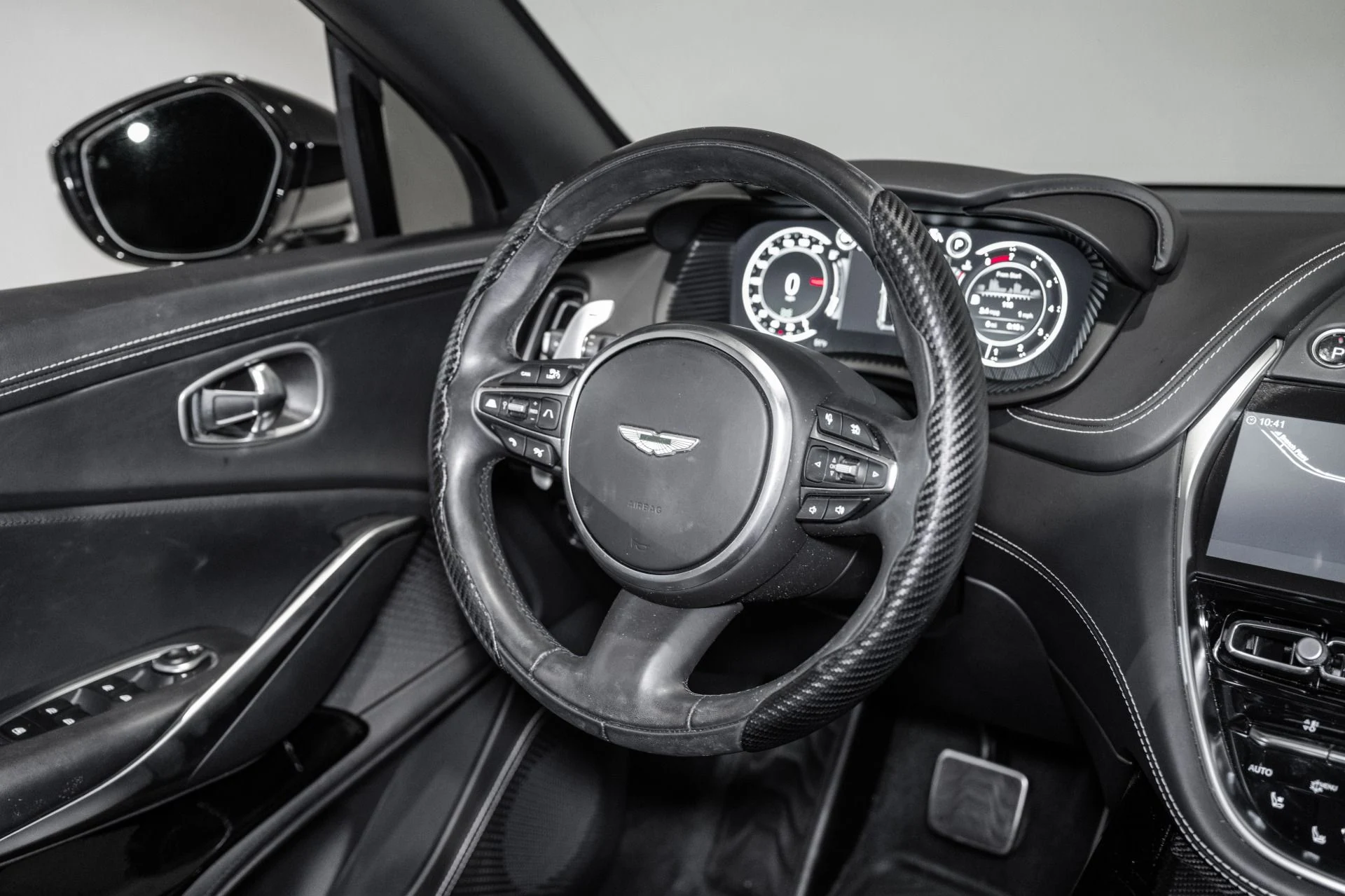 mph024_2705860728_Used_2023_Aston_Martin_DBX_707_1761749500_8d641f2675