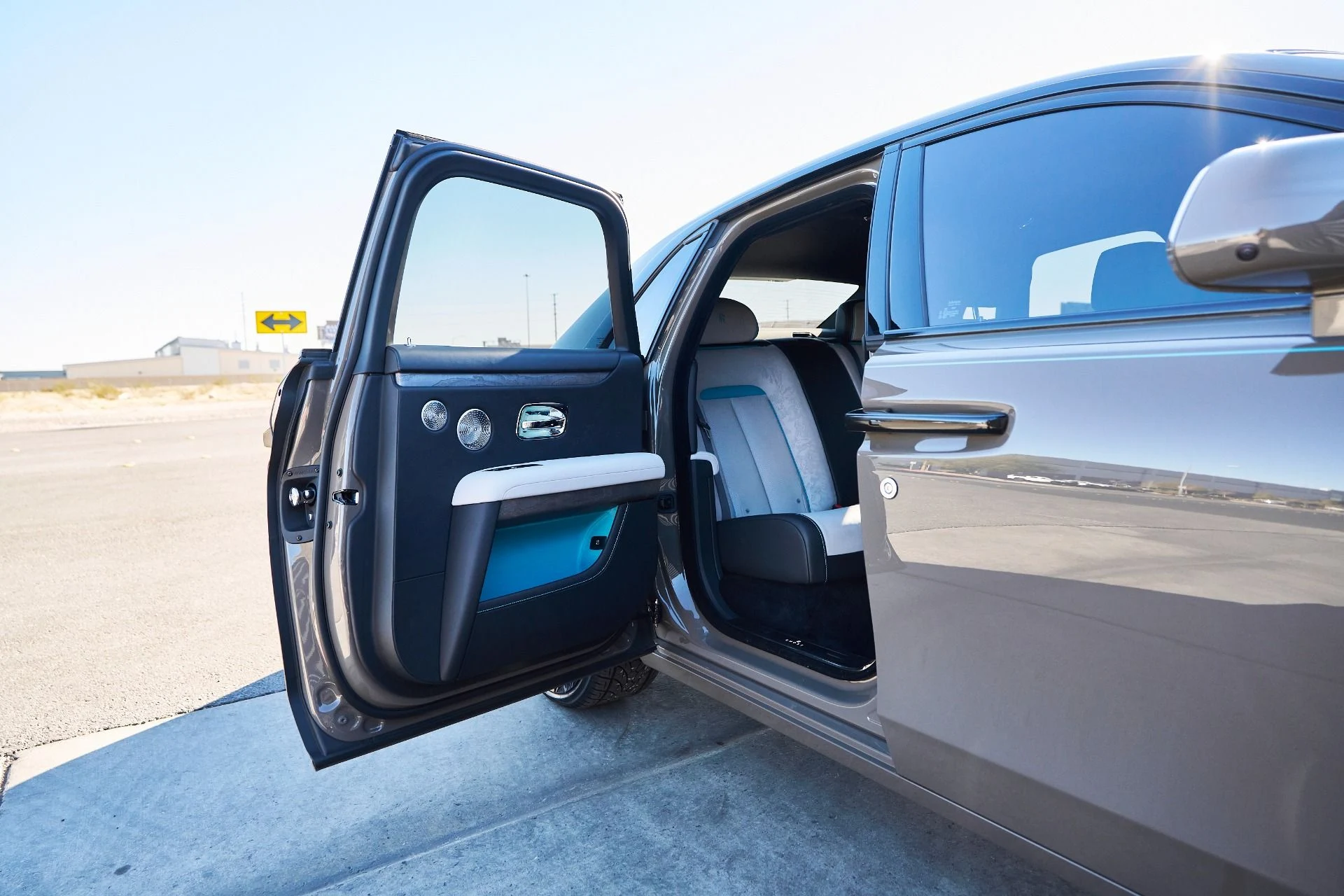 mph024_2707925569_Used_2025_Rolls_Royce_Ghost_Base_1765592171_40e98e00aa