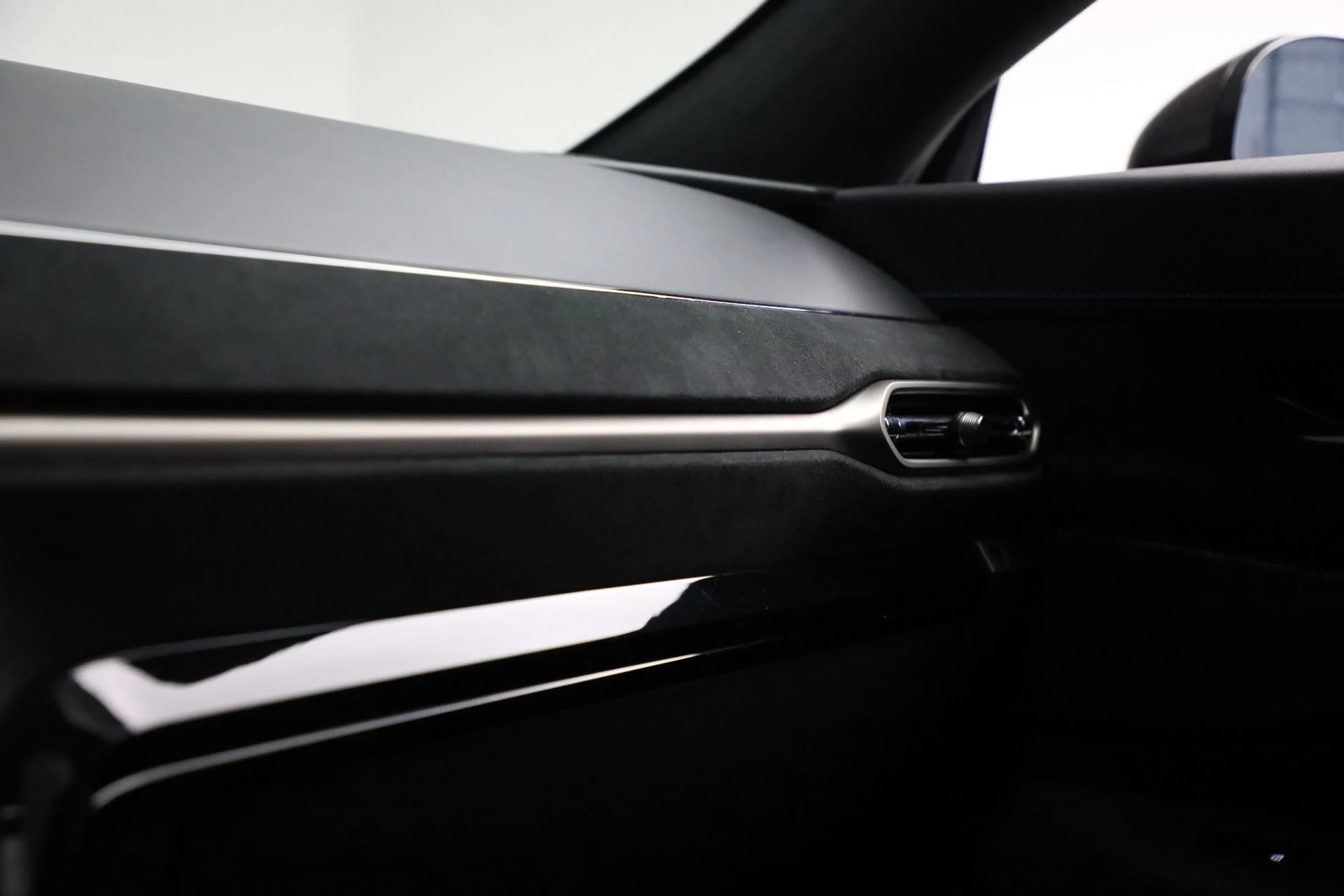 mph024_2729553314_Used_2025_Aston_Martin_Vantage_1744376582_de9284486a