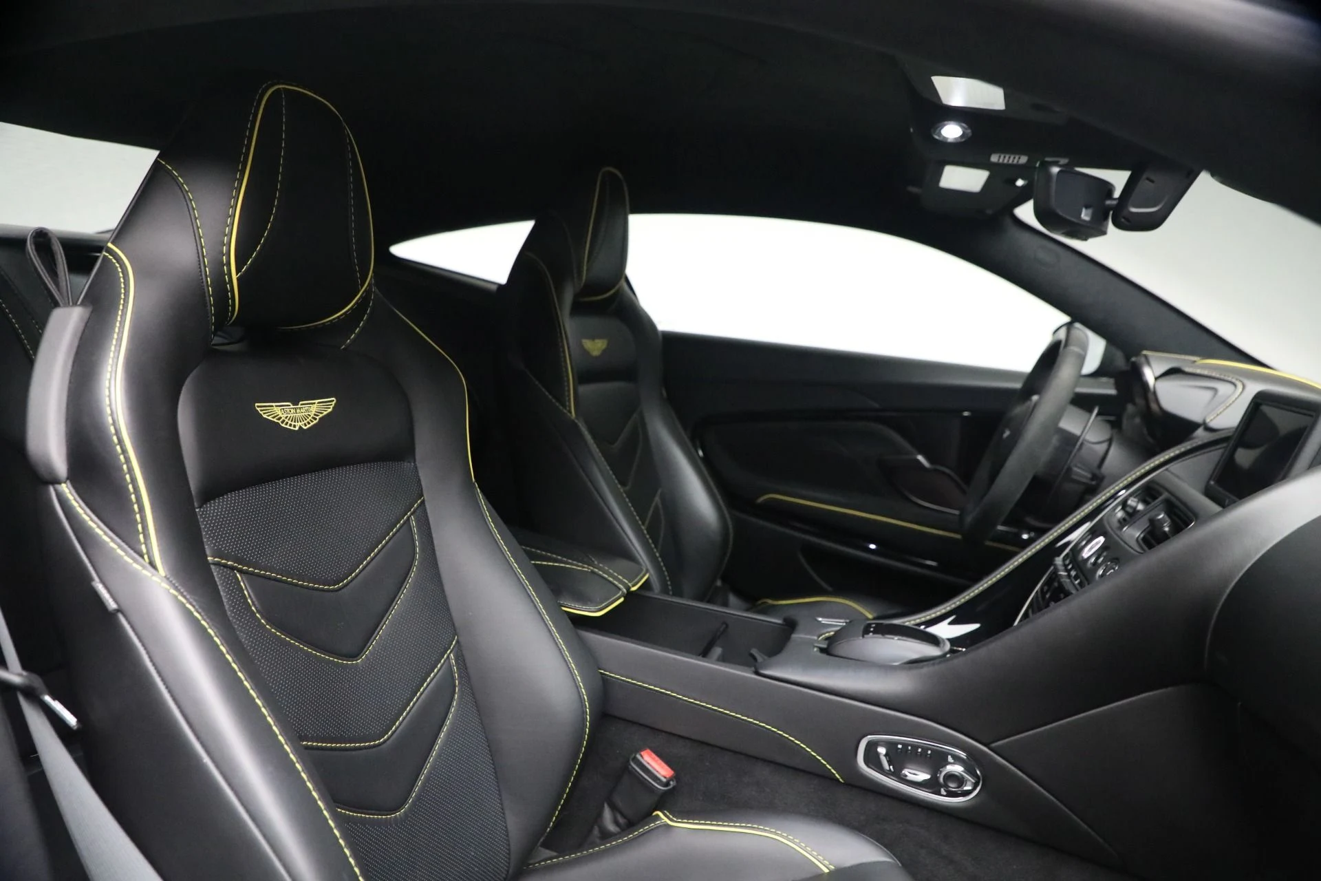 mph024_2730967978_Used_2019_Aston_Martin_DBS_Superleggera_1766529169_117f4b85b4