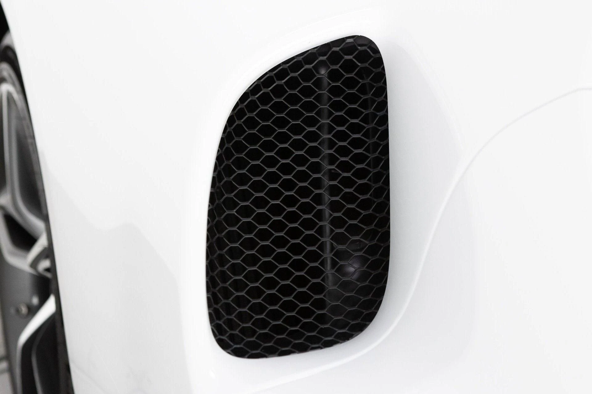 mph024_2731863256_Used_2024_Ferrari_296_GTB_1777368283_48f5bfb092