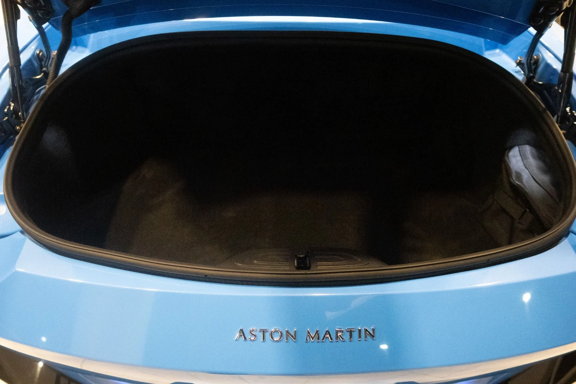 mph024_2733998686_Used_2021_Aston_Martin_Vantage_1790591393_663ea80889