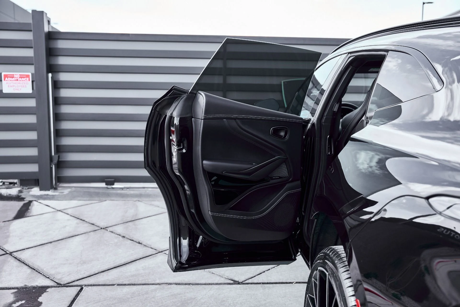 mph024_2742291786_Used_2025_Aston_Martin_DBX_707_1771642275_69078198eb