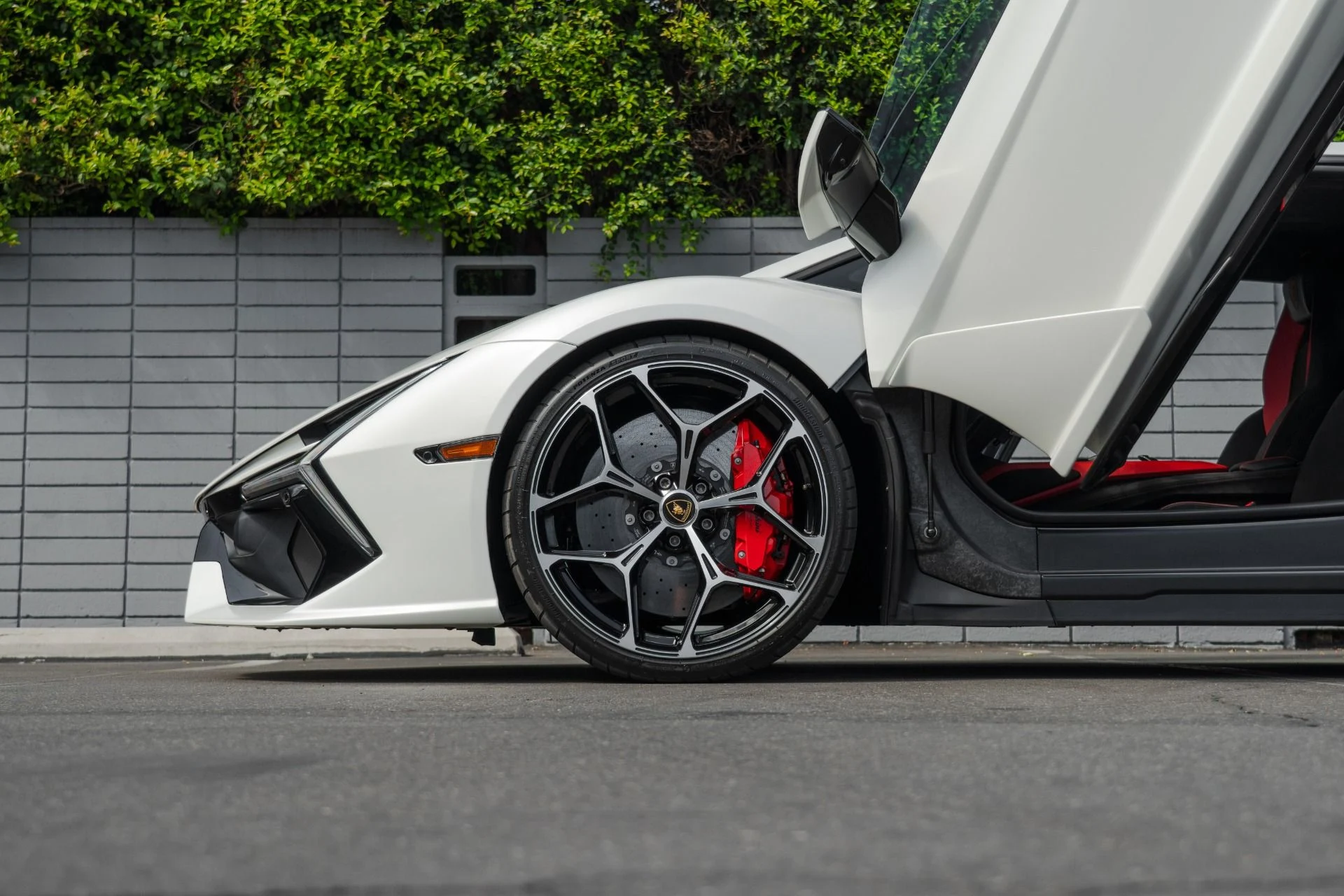 mph024_2753807776_Used_2024_Lamborghini_Revuelto_1759355869_2a225a9399