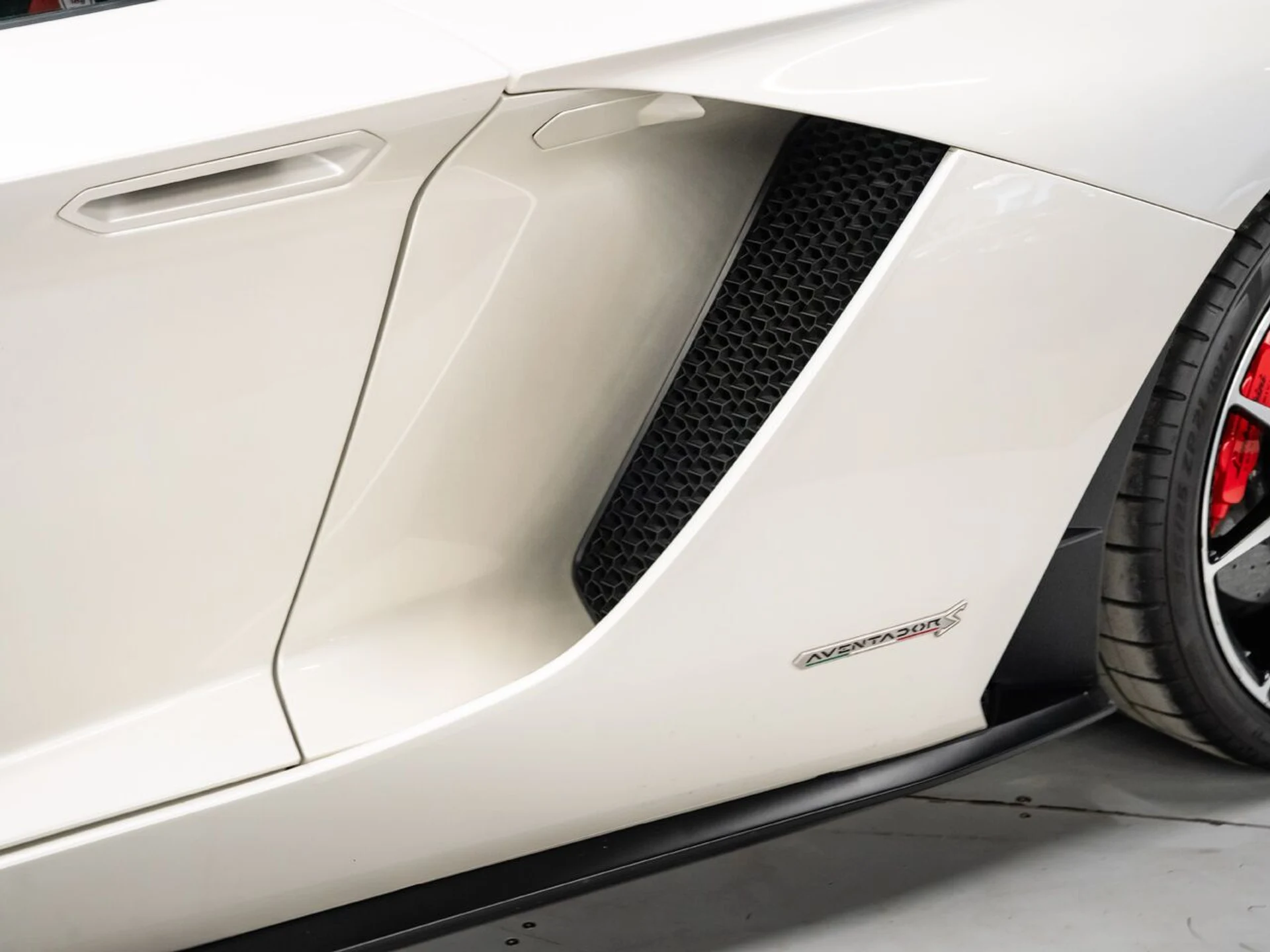 mph024_275968509_lamborghini_aventador_2017_5859f1d7d8
