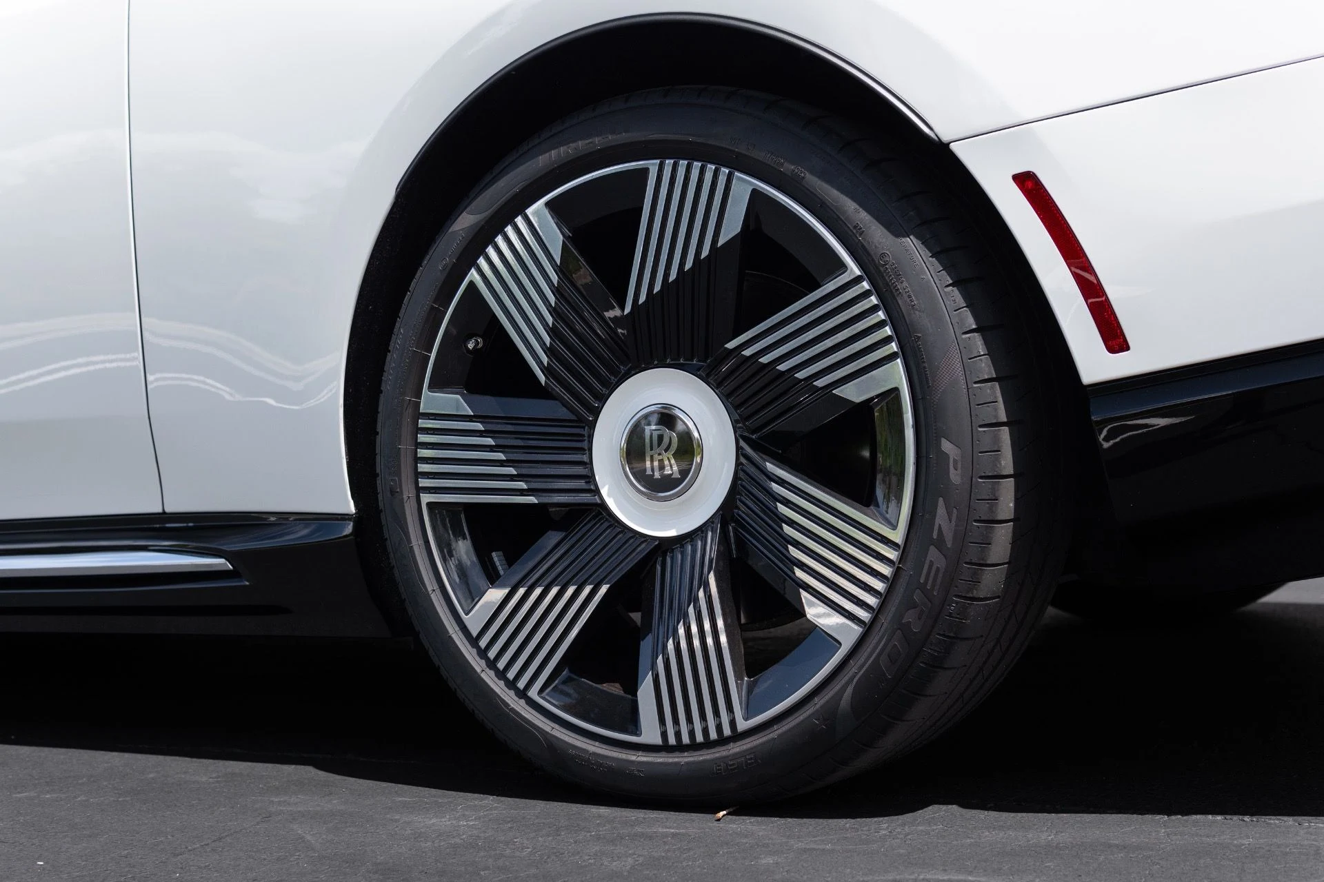 mph024_2768746289_Used_2024_Rolls_Royce_Spectre_1775023108_f5a4172a07