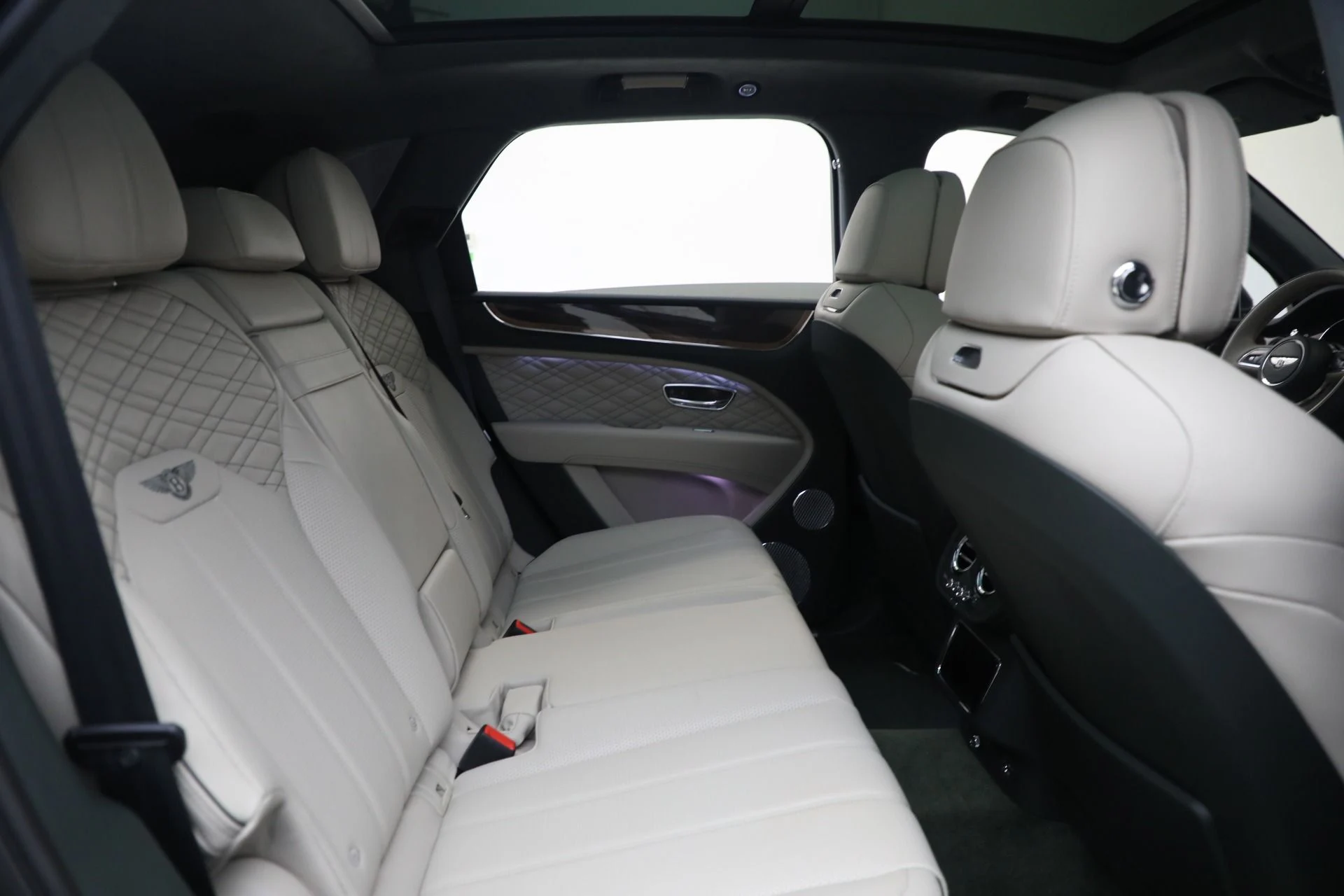 mph024_2777232206_New_2023_Bentley_Bentayga_V8_4e5b3f4d9f