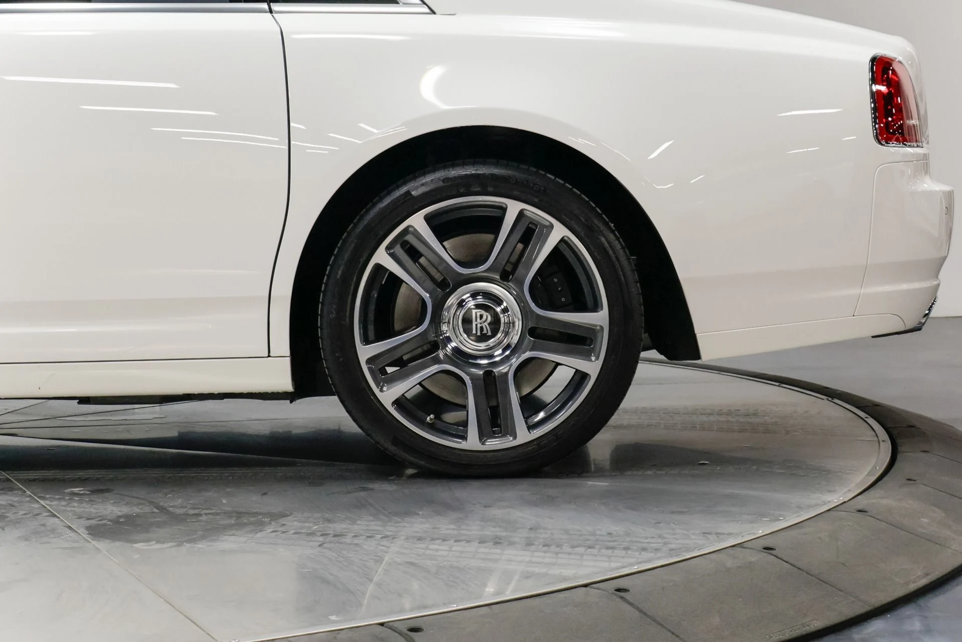 mph024_2810856336_Used_2016_Rolls_Royce_Ghost_Base_1761576536_dcf8d4fd88