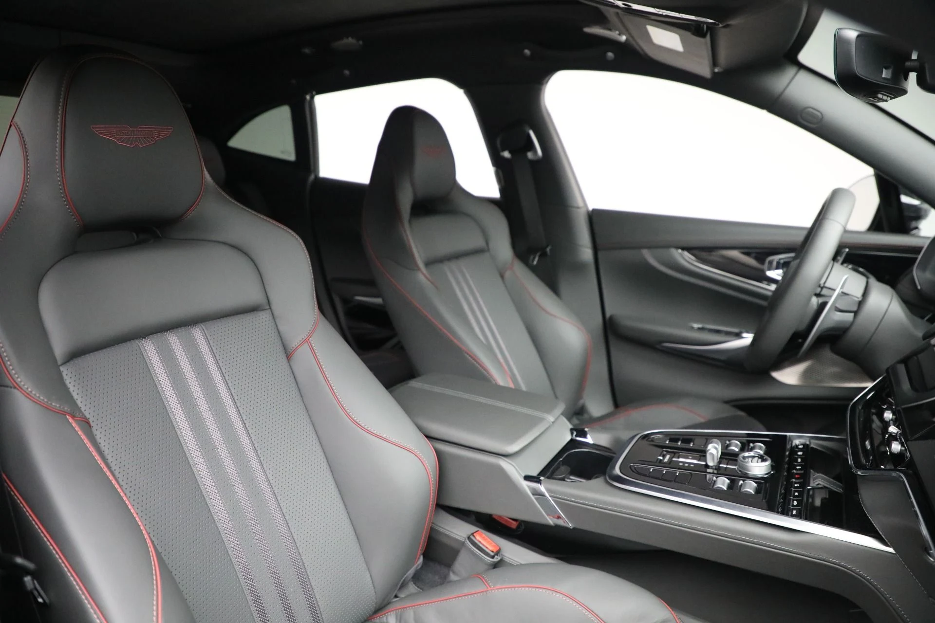 mph024_2815542798_New_2025_Aston_Martin_DBX_707_87ed271353