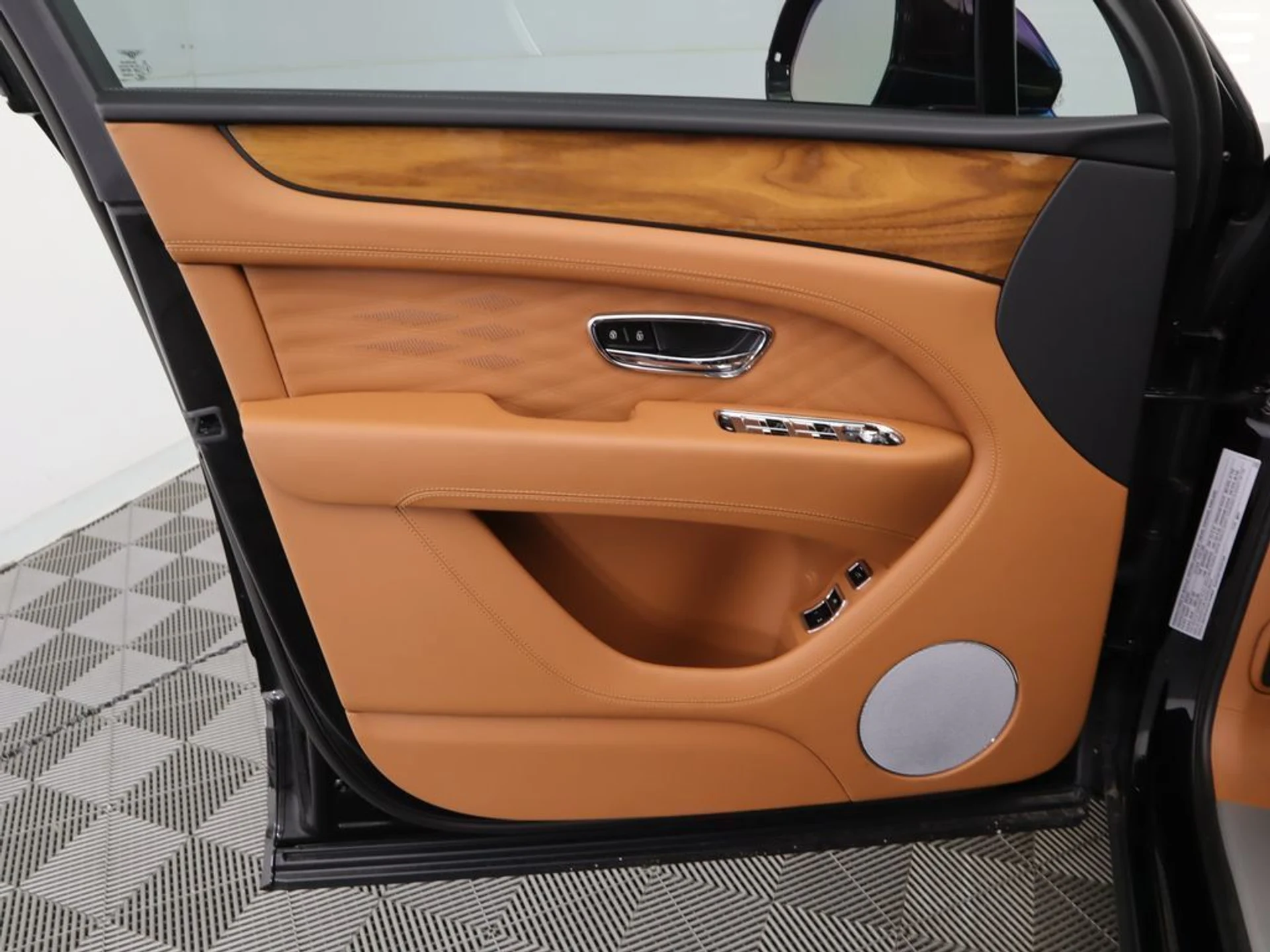 mph024_2826204559_new_2025_bentley_bentayga_v8awd_8119_22910537_25_1024_5f3b4ba357