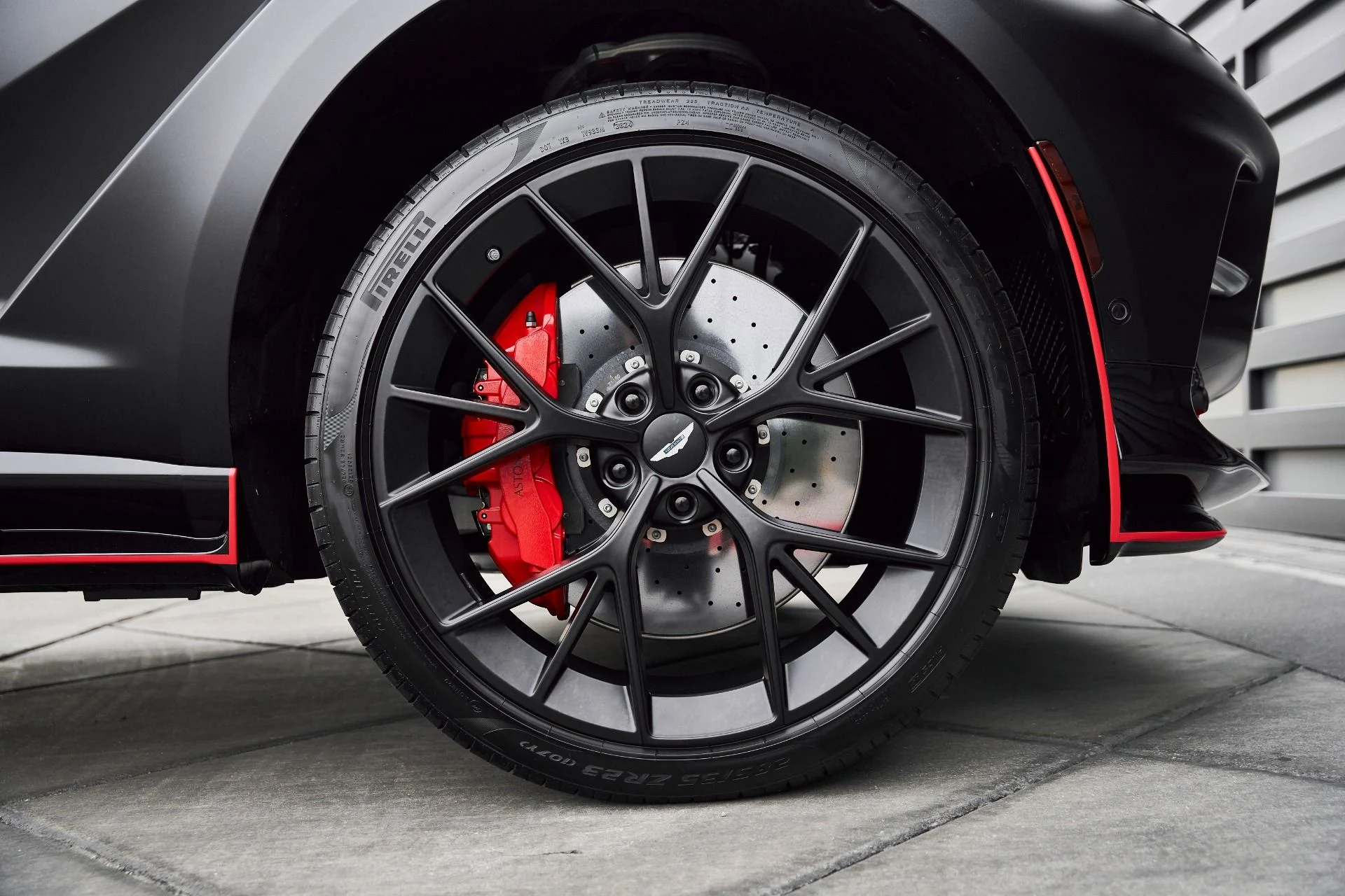 mph024_2854652515_Used_2025_Aston_Martin_DBX_707_1766785311_50a3075116