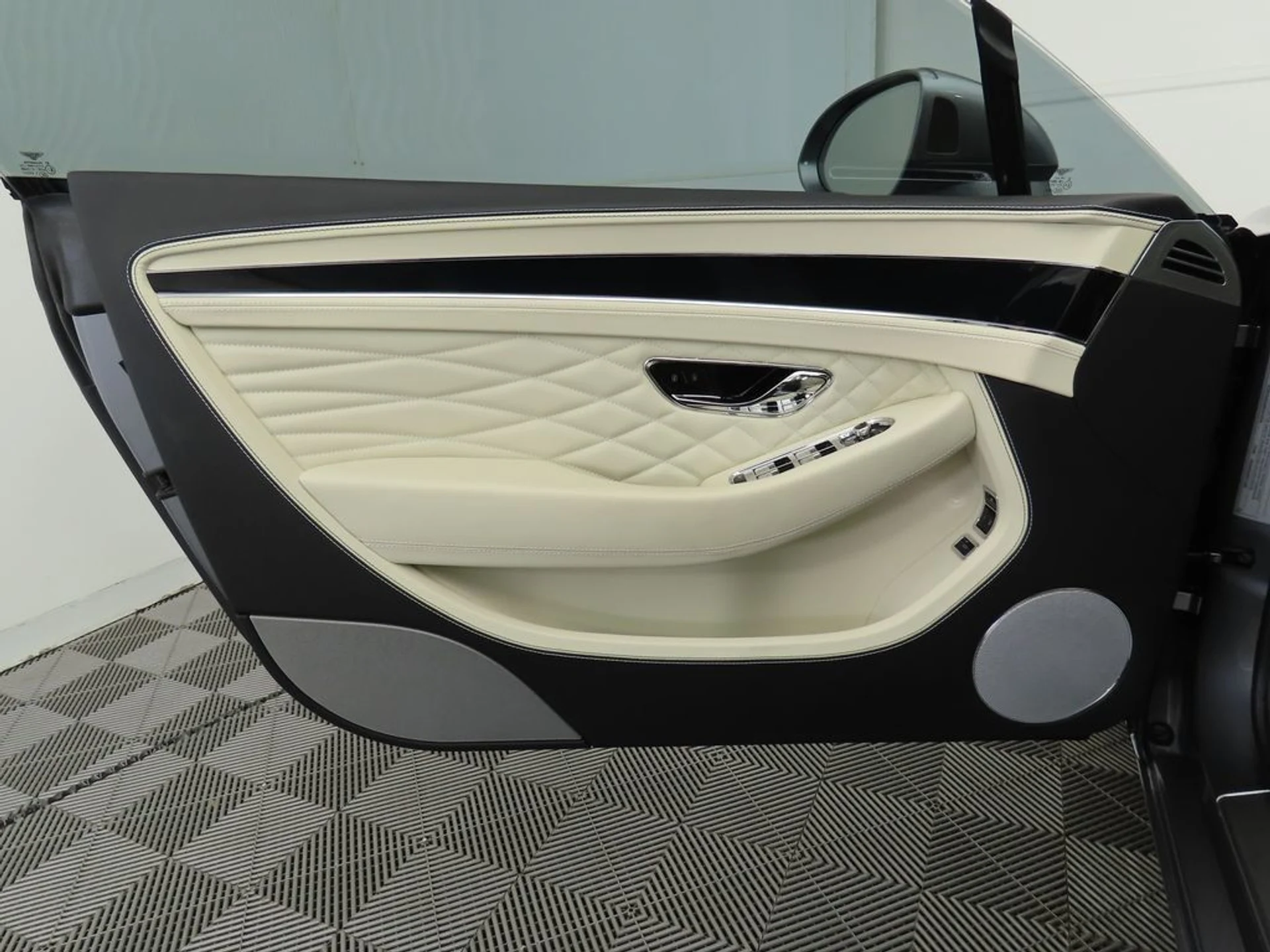 mph024_286597971_used_2024_bentley_continental_gtacoupe_8119_22954999_25_1024_c3f43df434