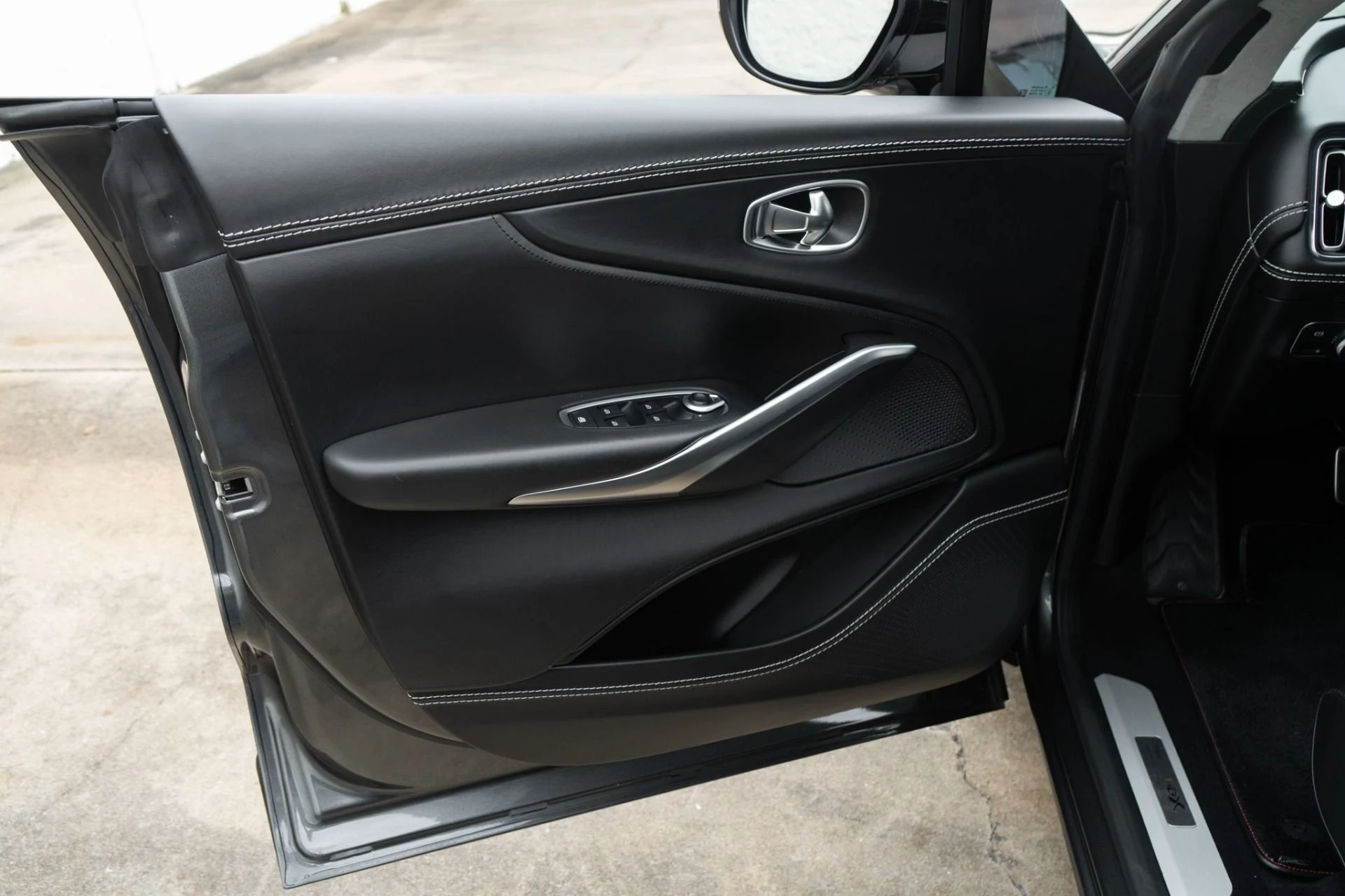 mph024_2899387501_Used_2021_Aston_Martin_DBX_1777485060_1909eda9f9