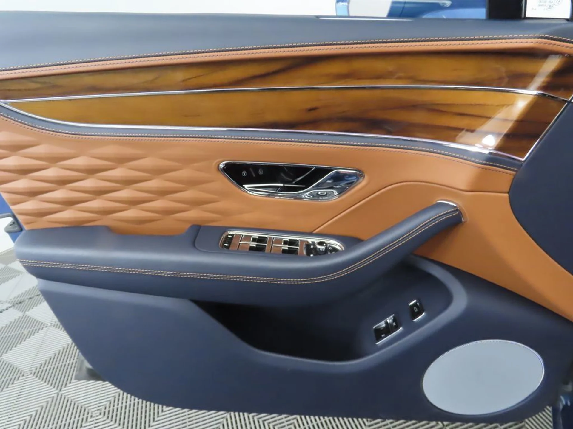 mph024_290131827_used_2021_bentley_flying_spur_v8sedan_8119_22952402_25_1024_326fbc2d84