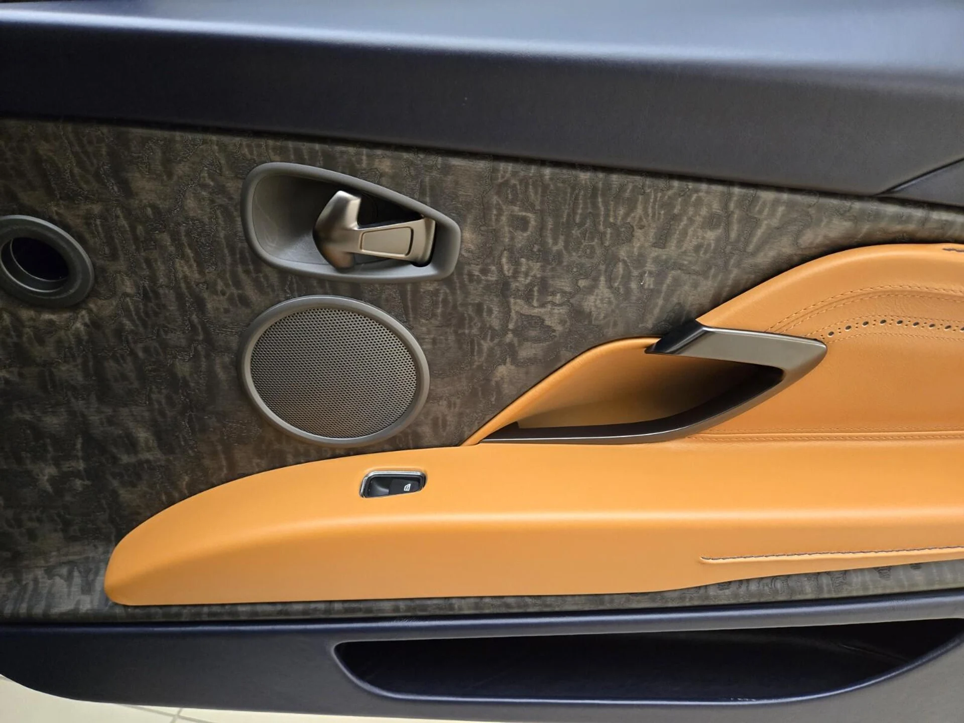 mph024_2921112190_Used_2021_Aston_Martin_DB_11_1764057880_6e5d0a519a