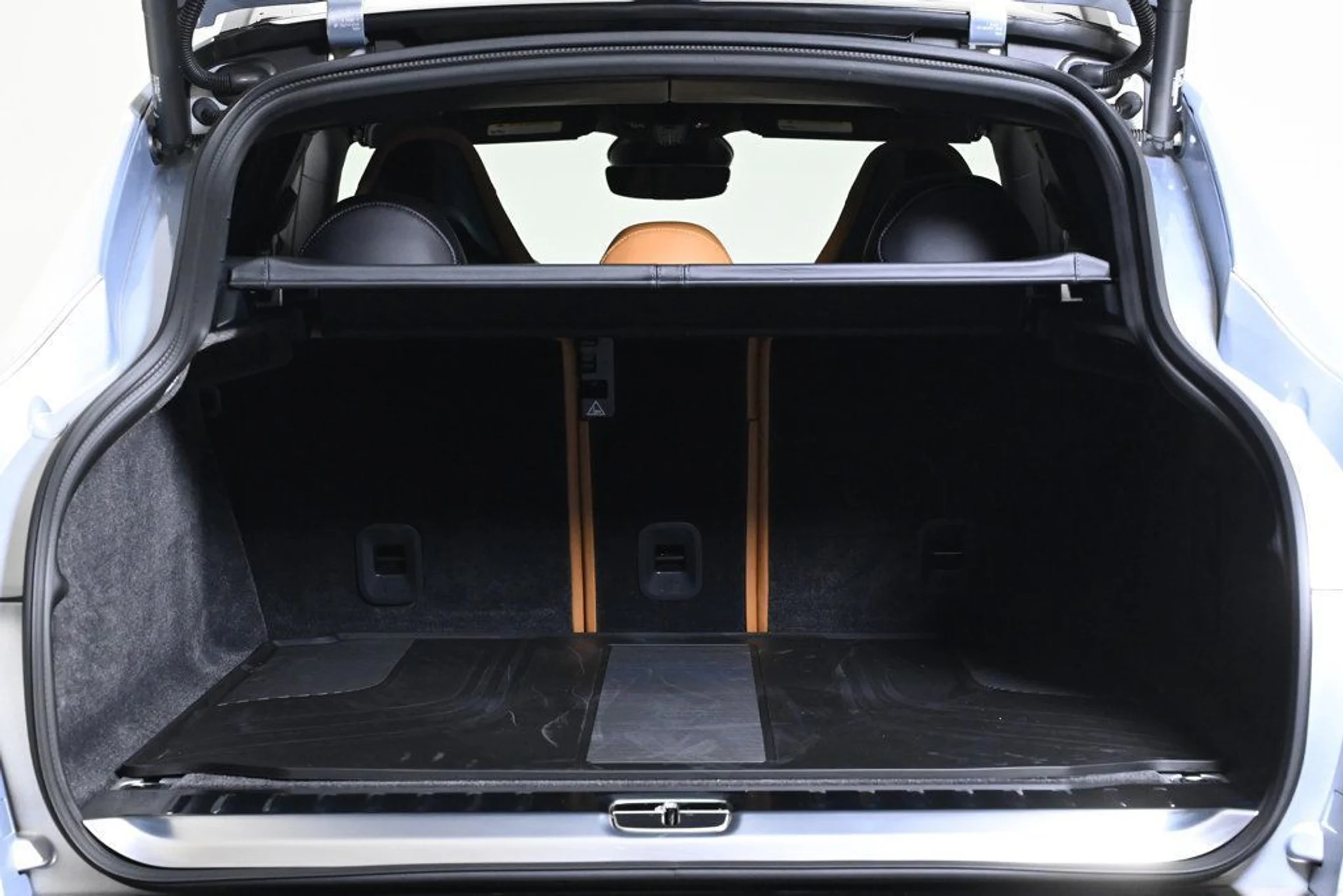 mph024_2932377399_new_2025_aston_martin_dbx_707awd_11350_22933621_24_1024_ab9b33c5f3