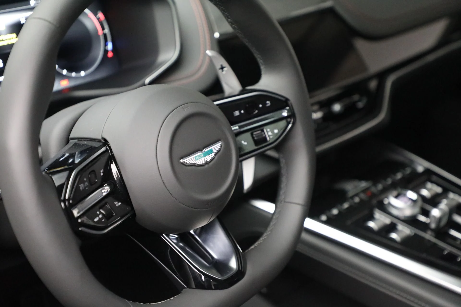 mph024_2946820825_New_2025_Aston_Martin_DBX_707_91d0217228